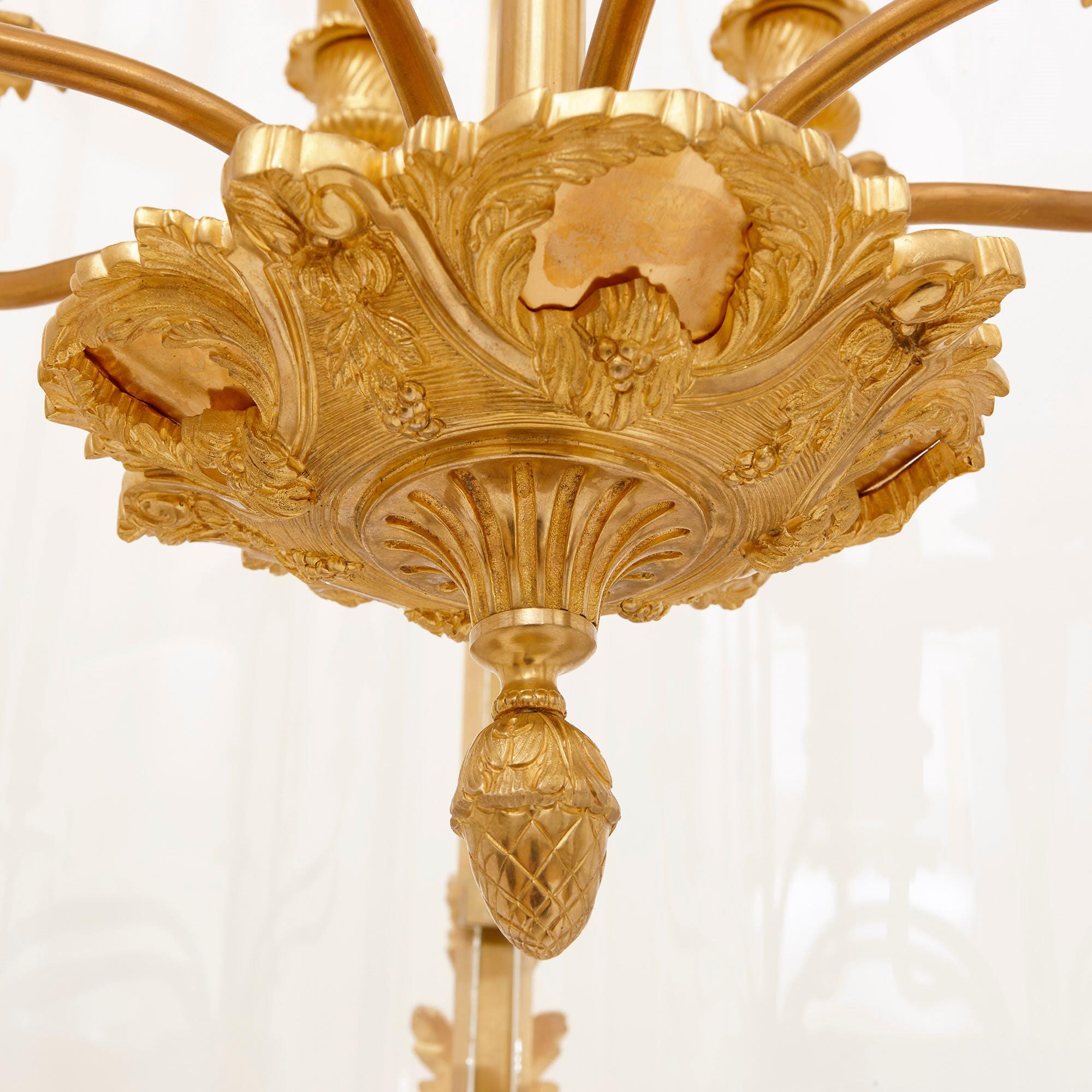 Français Grande lanterne d'entrée suspendue en verre et bronze doré en vente