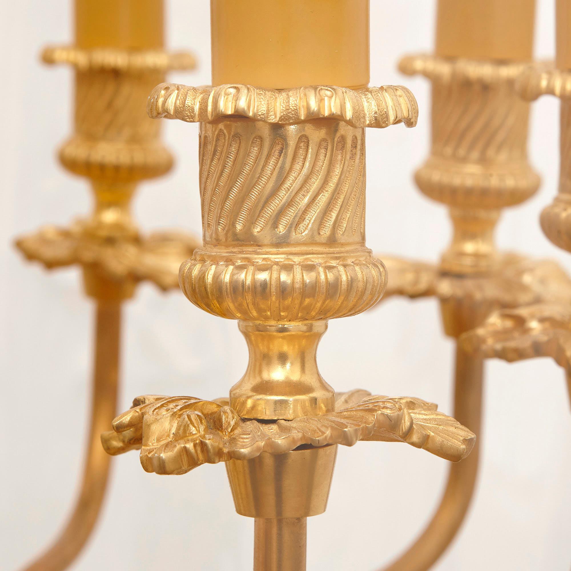 20ième siècle Grande lanterne d'entrée suspendue en verre et bronze doré en vente