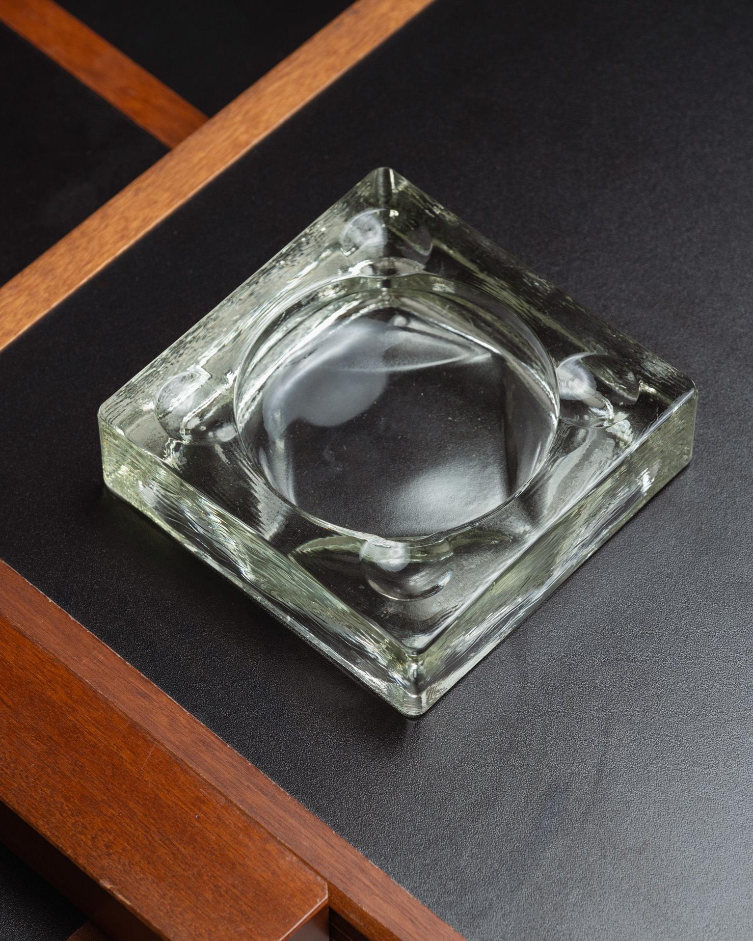 Großer Aschenbecher aus Glas, 1970er Jahre (Moderne der Mitte des Jahrhunderts) im Angebot