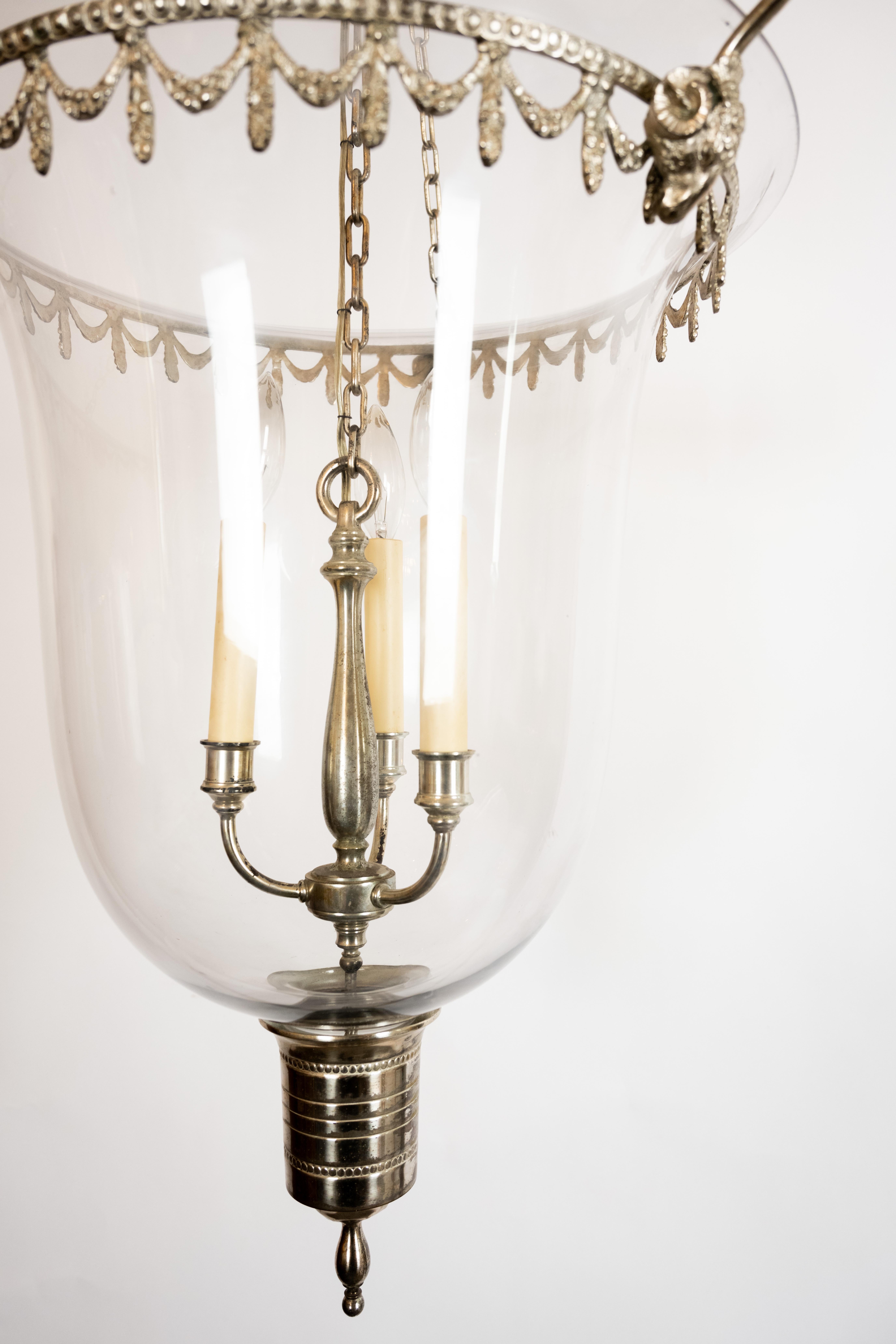 20ième siècle Grande lanterne à cloche en verre avec cadre argenté en vente