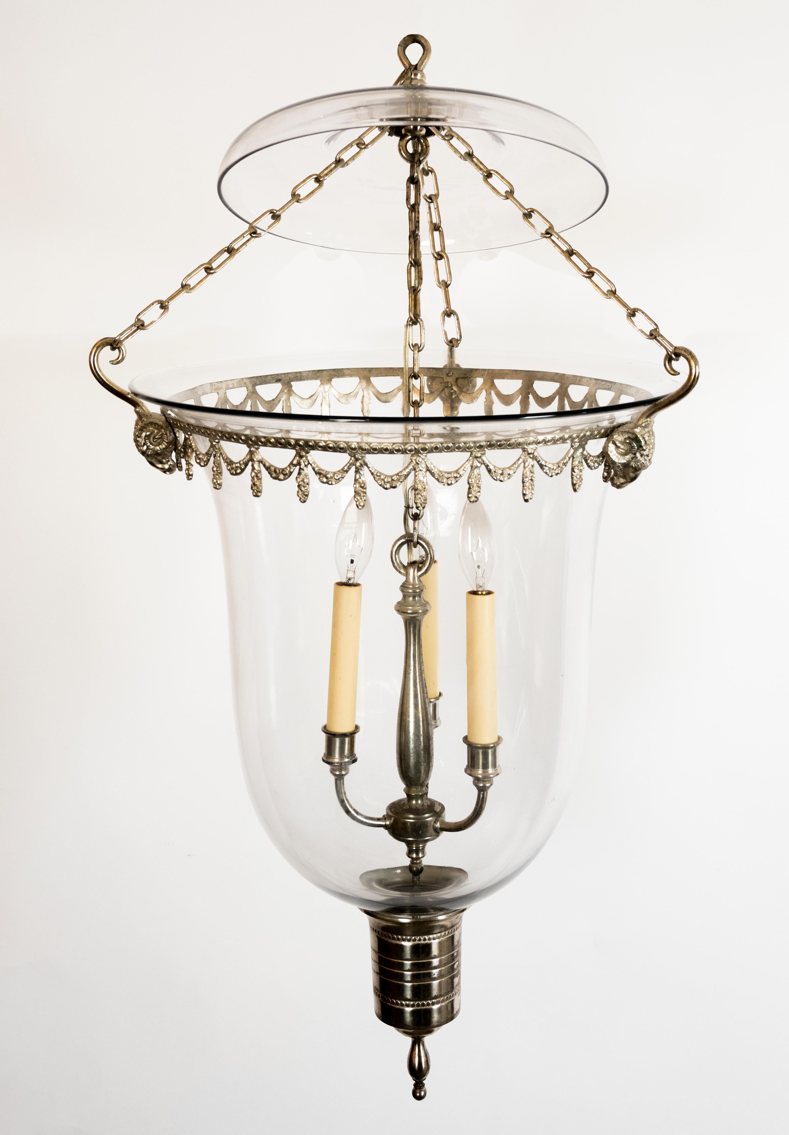 Grande lanterne à cloche en verre avec cadre argenté en vente 2
