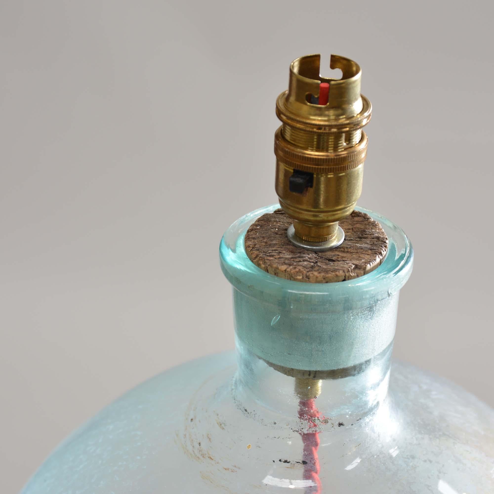 Anglais Lampe à grande bouteille en verre en vente