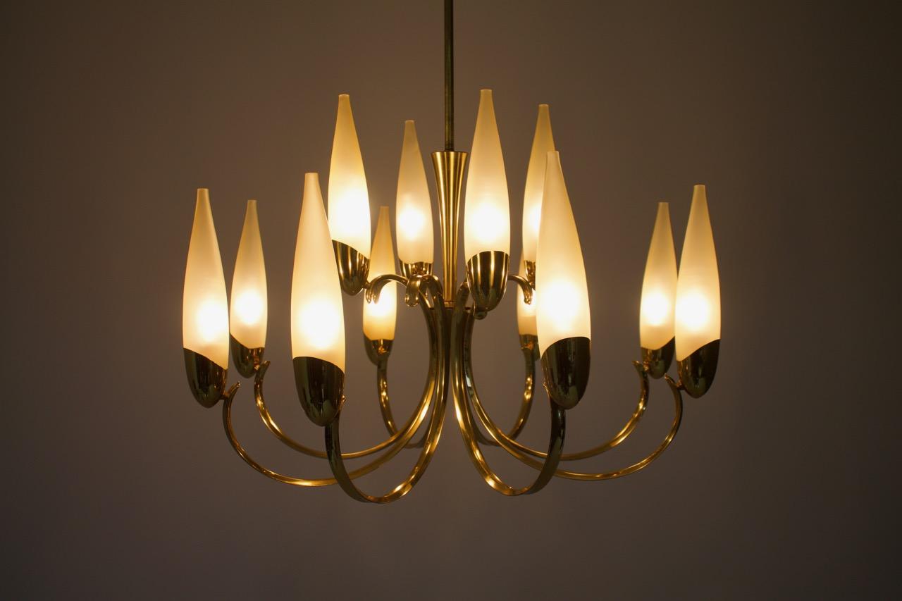 Beautiful glass and brass chandelier attributed to Ernest Igl for Hillebrand, Germany 1950.
12 milk glasses, all in perfect condition.
For 12 bulbs with an E 14 Socket maximum 40 watts per socket or LED Bulbs.
Very good original condition.

 