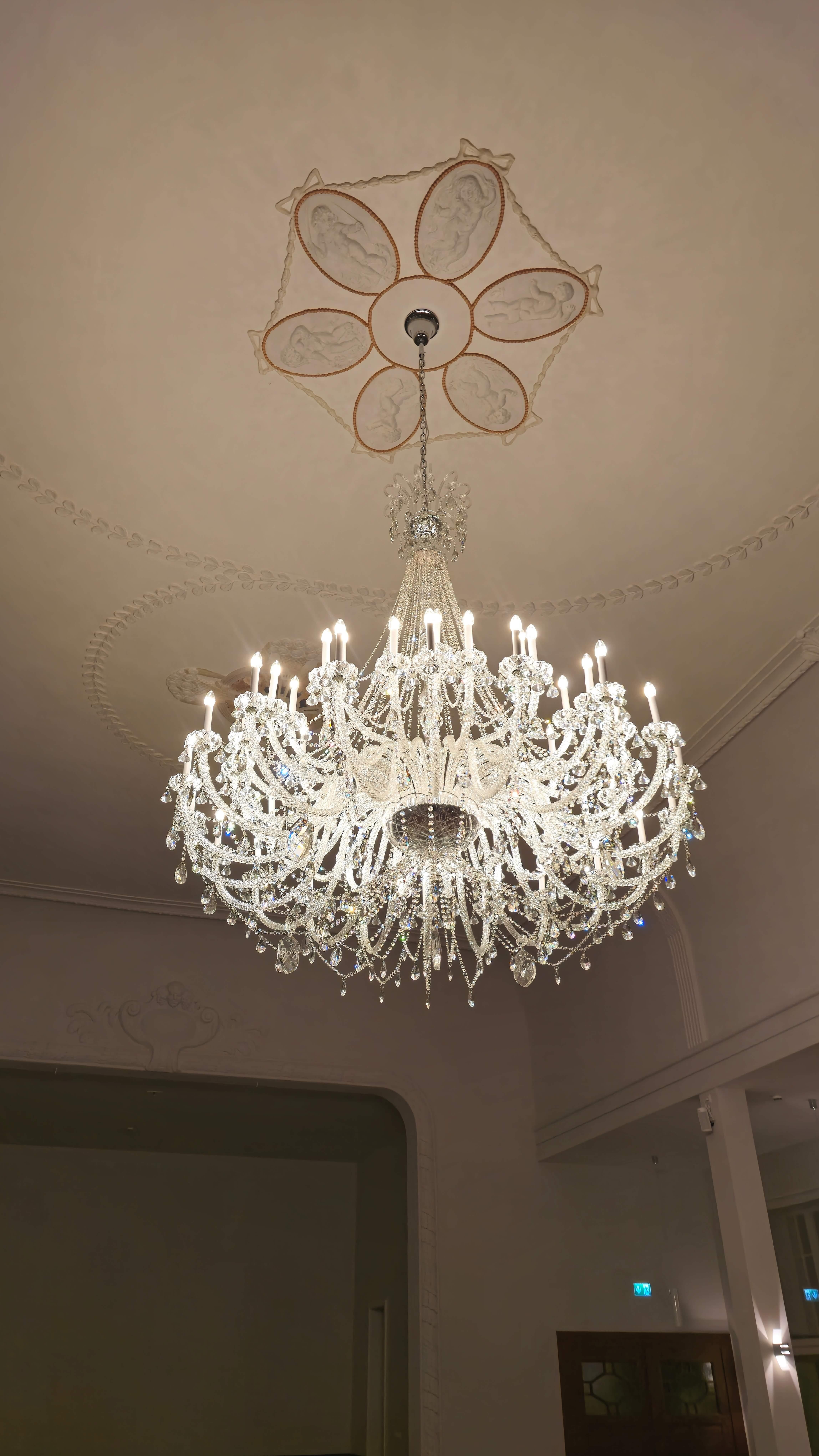 Grande lampadario in vetro con cristalli scintillanti &New in vendita 4