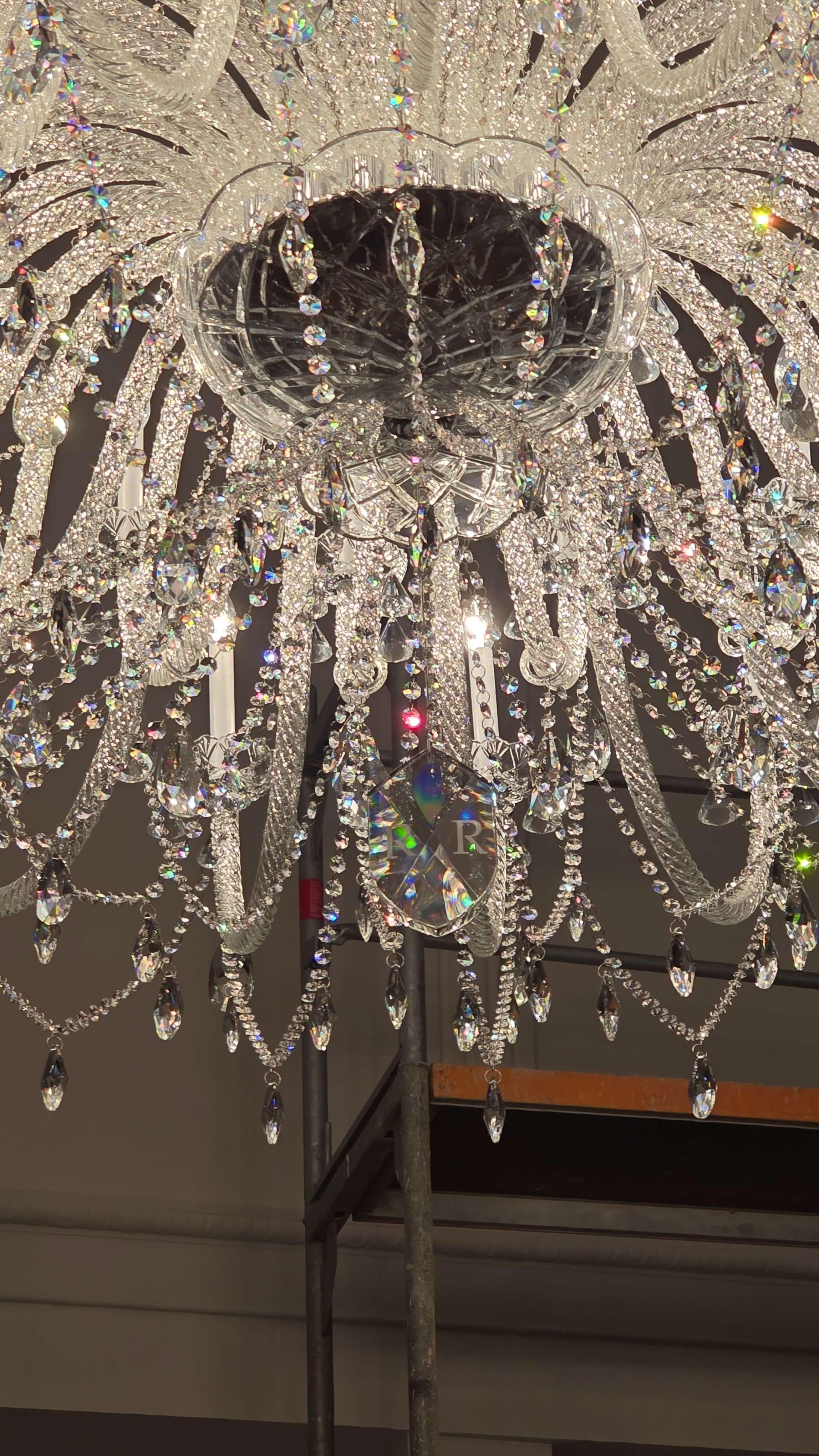 Grande lampadario in vetro con cristalli scintillanti &New in vendita 10