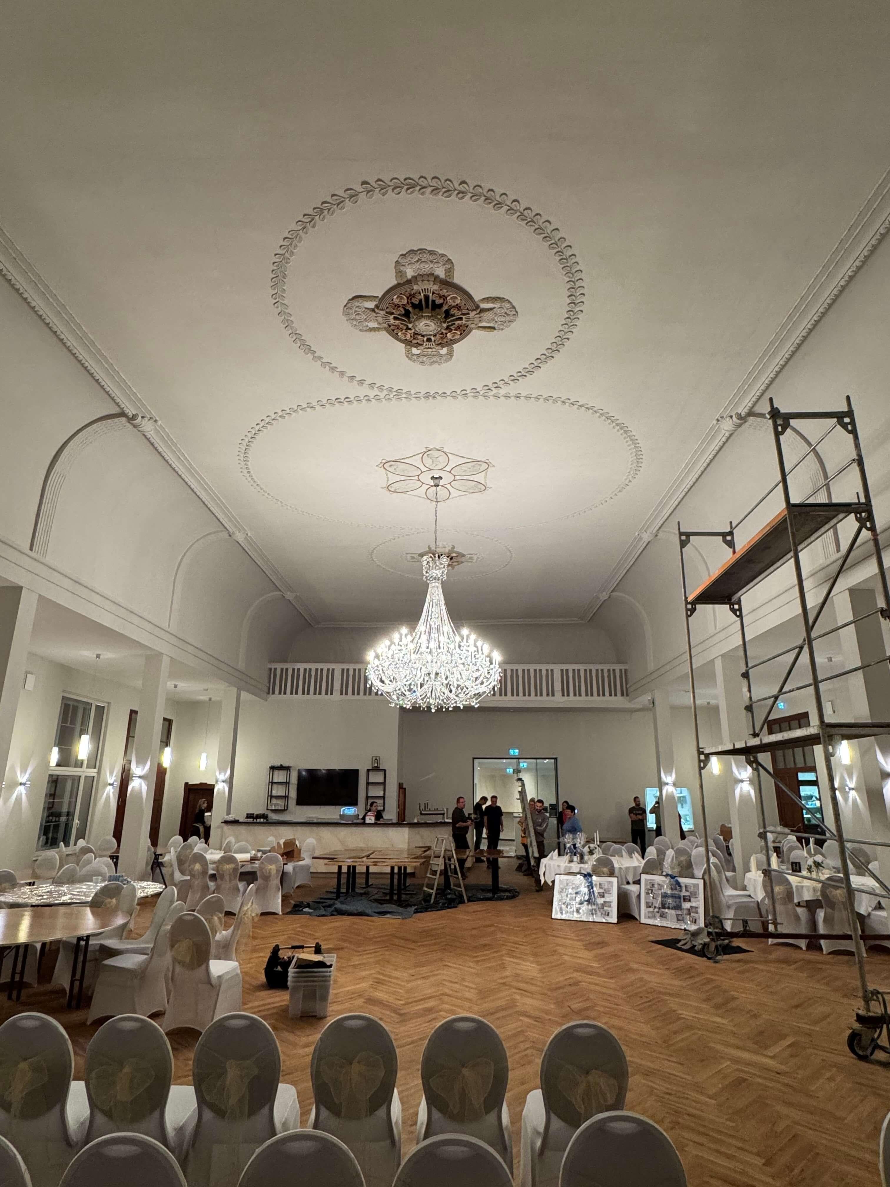 Prova l'eleganza e l'esclusività con il nostro lampadario su misura!

Eleva il tuo evento a un nuovo livello di grandezza con il nostro splendido lampadario in vetro cristallino, realizzato a Berlino, in Germania. Con un'altezza di 220 cm e un