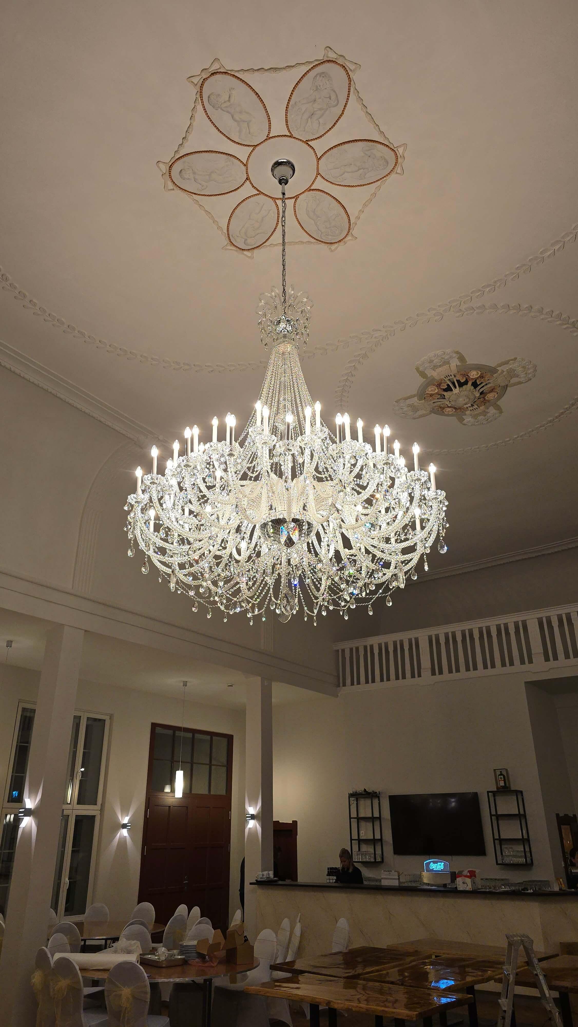 XXI secolo e contemporaneo Grande lampadario in vetro con cristalli scintillanti &New in vendita