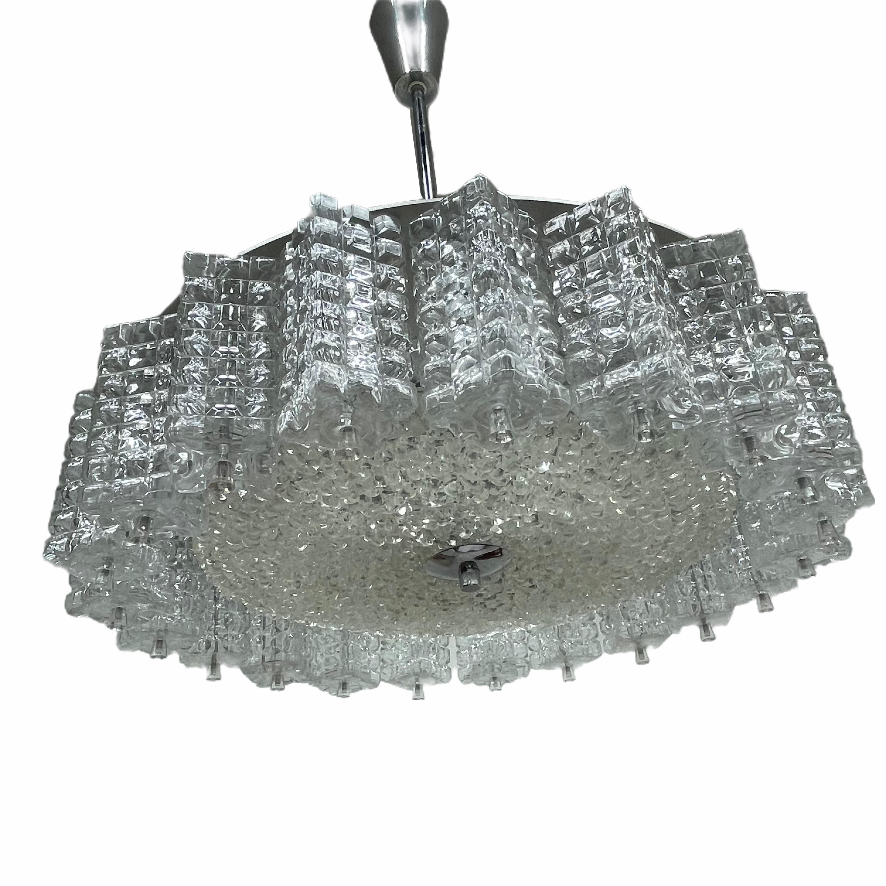 Bellissimo e raro lampadario o lampada a sospensione di Austrolux. Un pezzo vintage originale della metà del secolo scorso, prodotto negli anni '60. È realizzato in metallo, vetro soffiato e cubetti di vetro a depressione. L'apparecchio richiede 12
