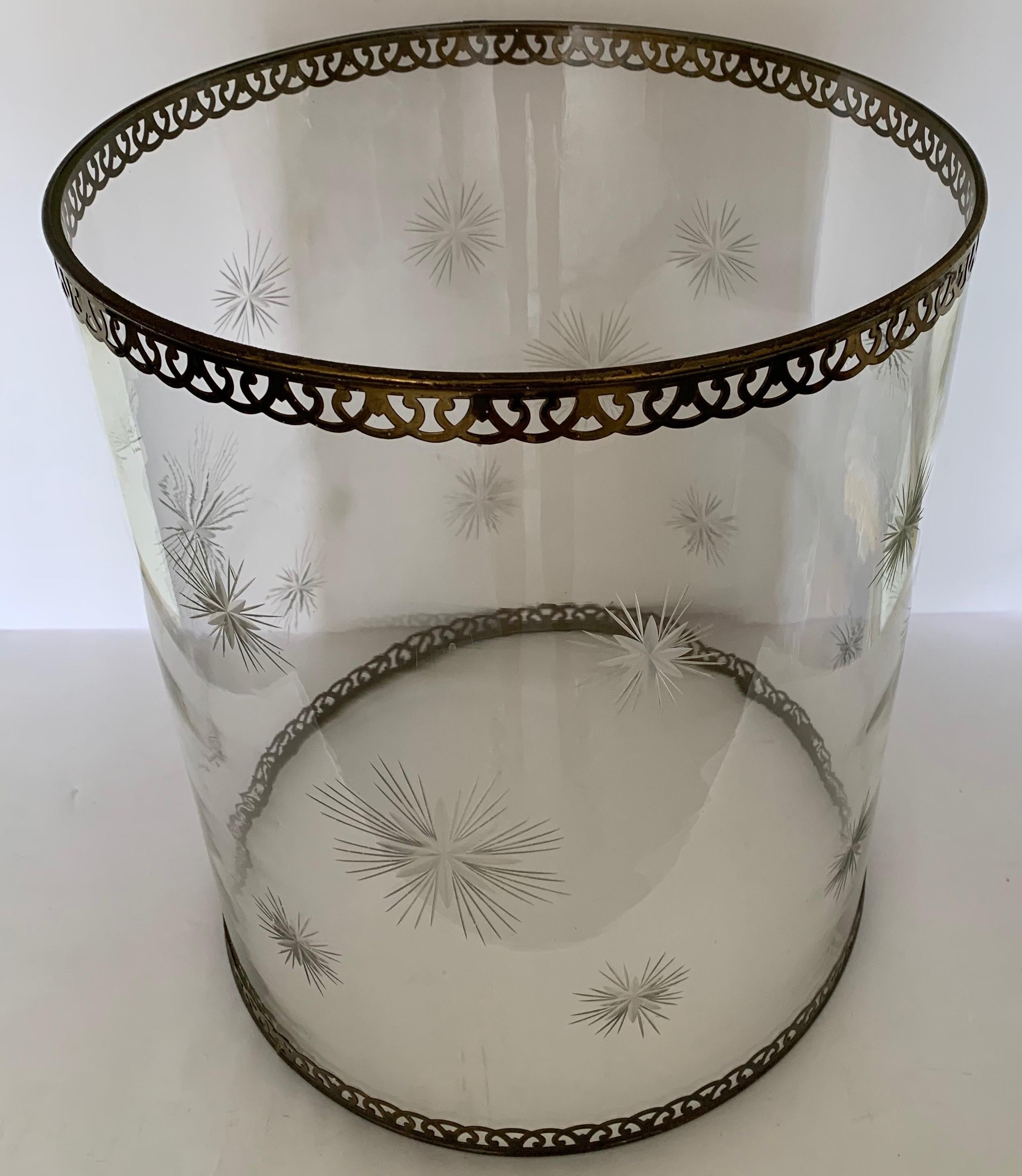 Grand ouragan en verre gravé à motif d'étoiles. Verre transparent avec motif étoilé gravé. Garniture amovible en laiton percé. Pas de marque de fabrique.