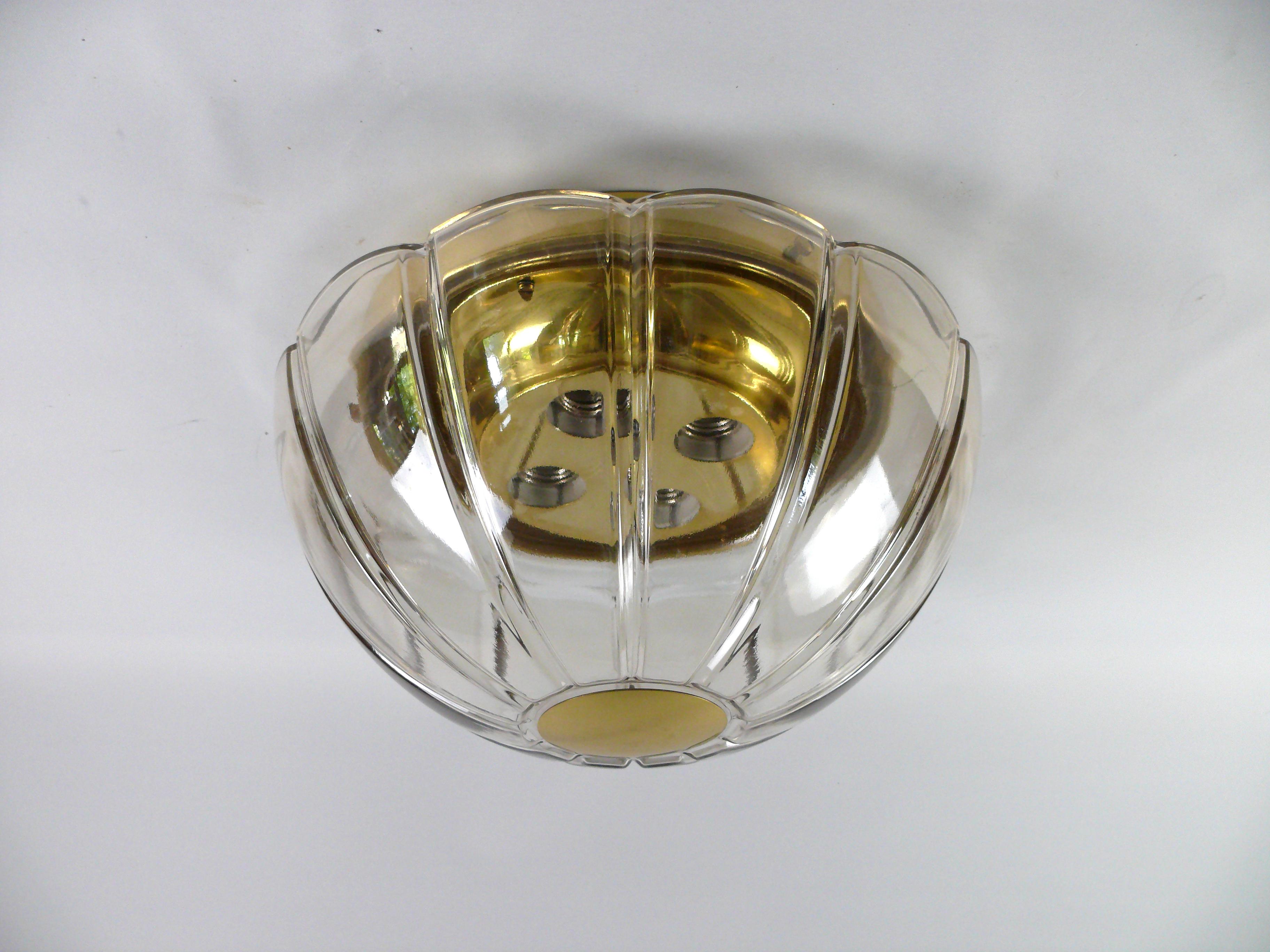 Lampe originale des années 1960 de la société Glashütte Limburg, Allemagne - modèle 3142 - voir photo. La lampe est en laiton et en verre fumé clair. Il peut être fixé aussi bien au plafond qu'au mur. La lampe est équipée de quatre douilles en