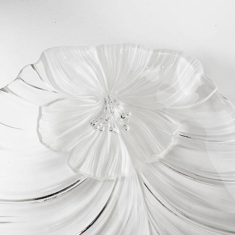 Plato grande de cristal con hibisco y hojas de palmera Colonial británico en venta