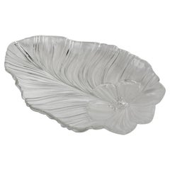 Plato grande de cristal con hibisco y hojas de palmera