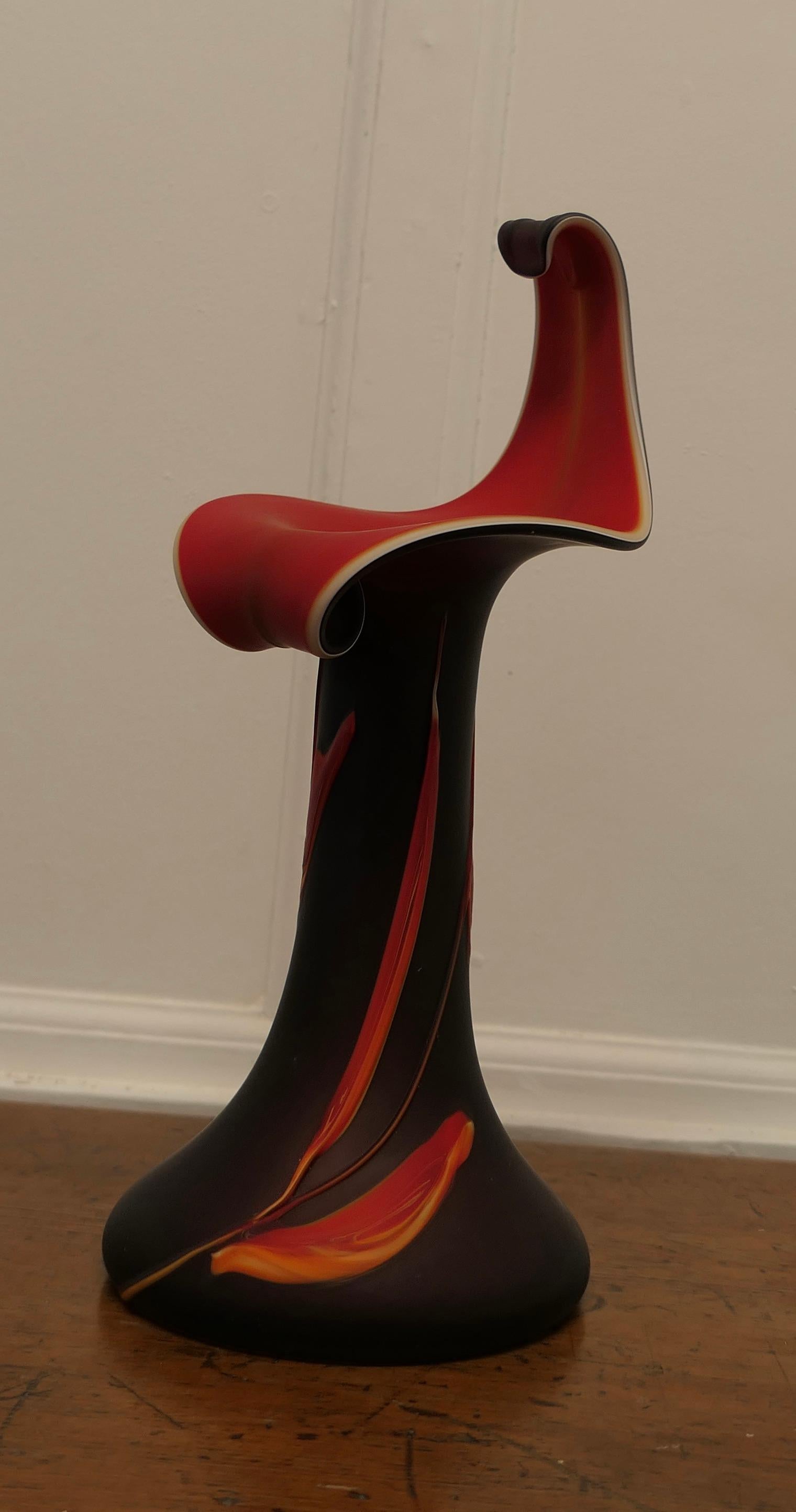 Large Glass Jack in the Pulpit Art Glass Vase, Dynamic Black and Volcano Red In Good Condition For Sale In Chillerton, Isle of Wight