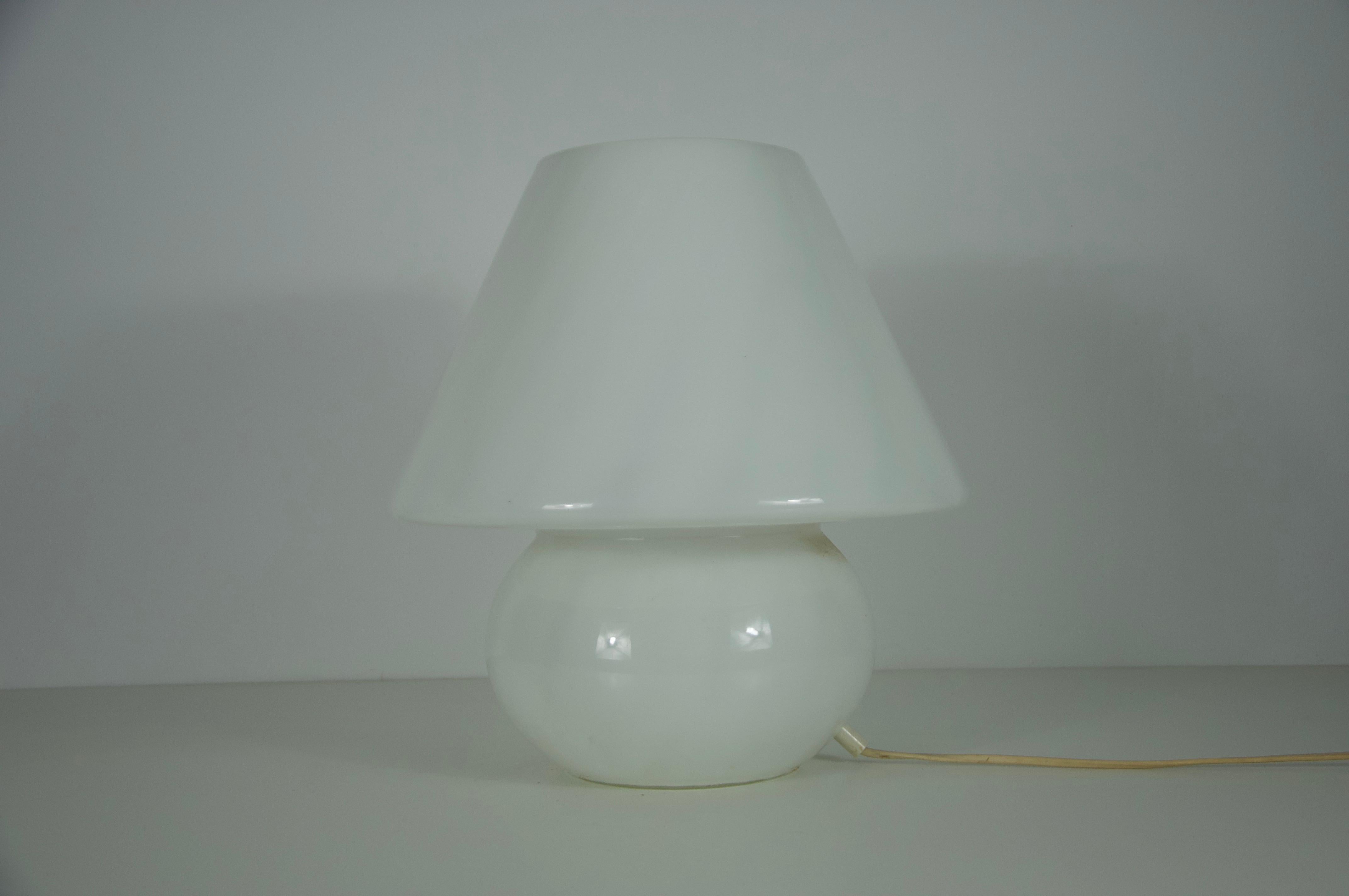 Gran lámpara de mesa de cristal en forma de seta de Limburg, Alemania, años 70 Moderno de mediados de siglo en venta