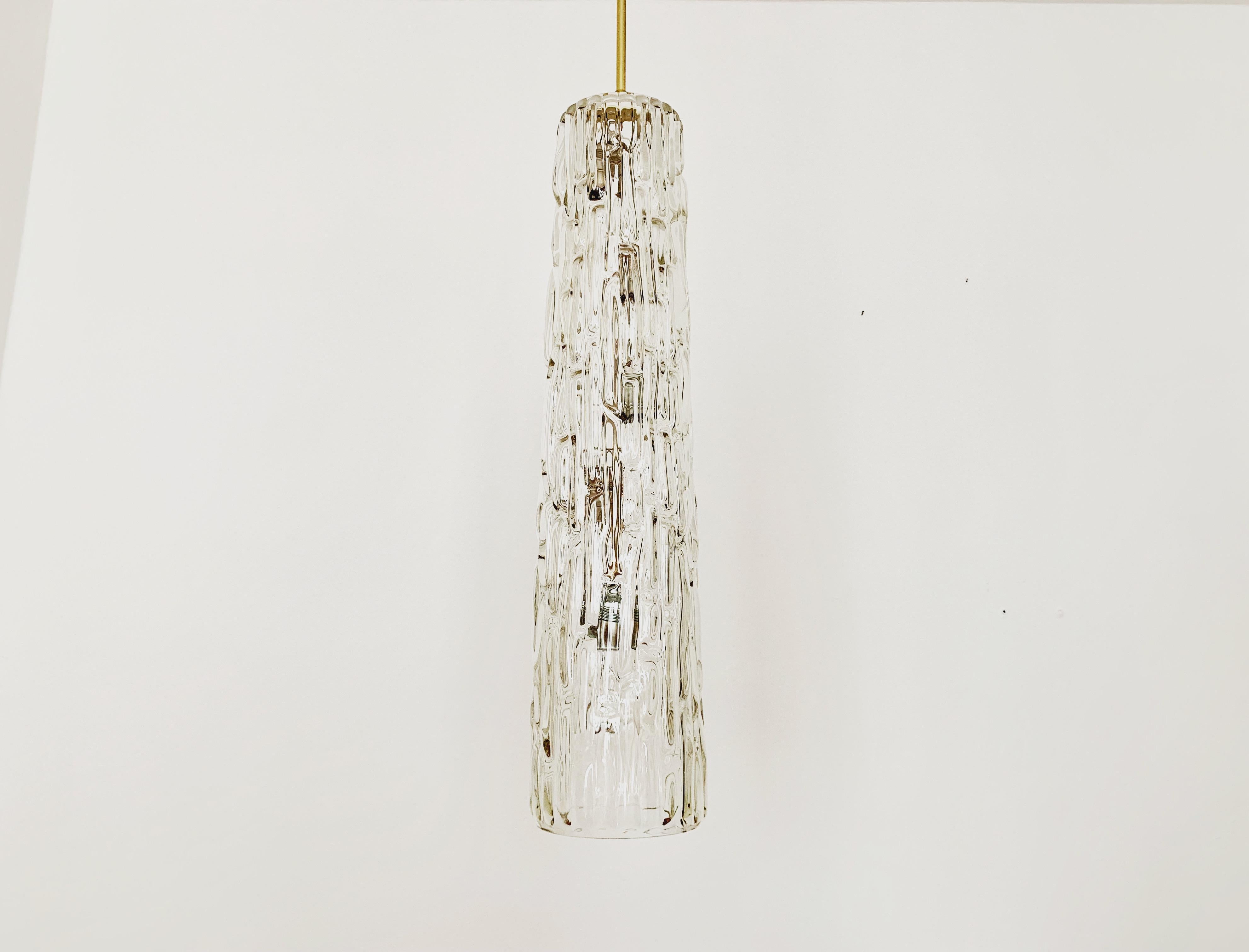 Impresionante lámpara colgante de cristal helado de los años 50.
La estructura excepcionalmente bella del cristal crea un aspecto muy elegante y es extremadamente rara.
El diseño crea una maravillosa luz resplandeciente.
Una lámpara impresionante y