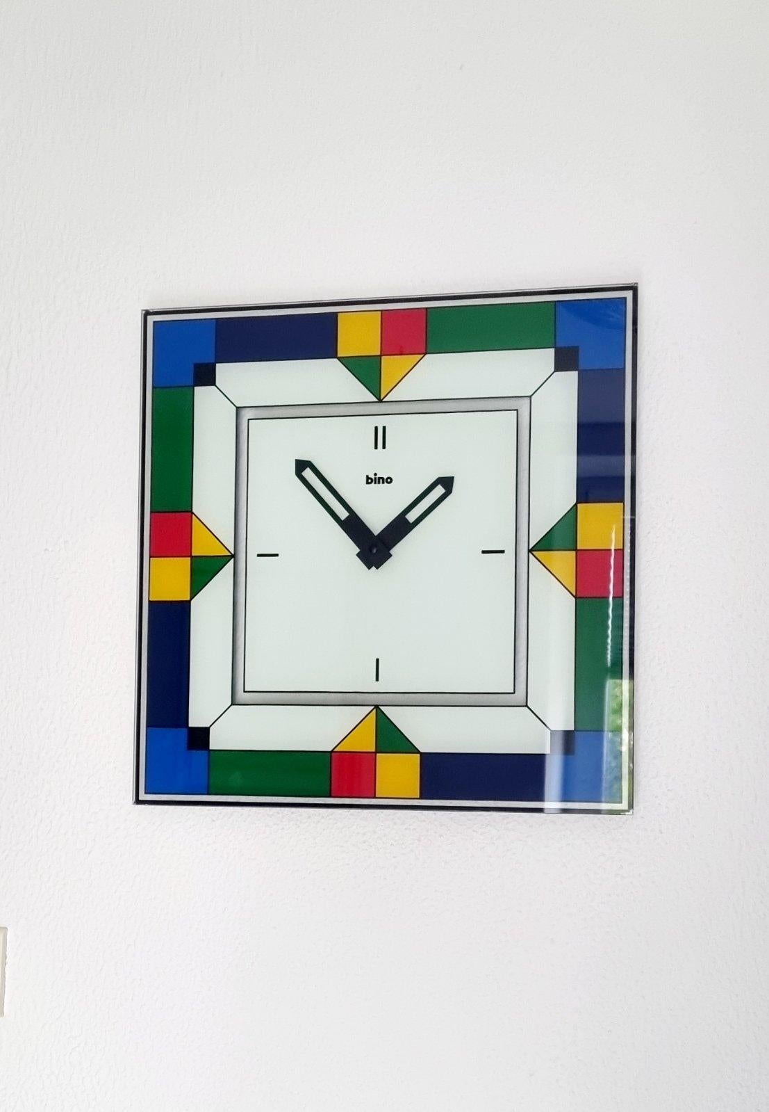 Gran reloj de pared postmoderno Memphis Milano producido por Bino Italia.
Fabricado en vidrio
Pieza única