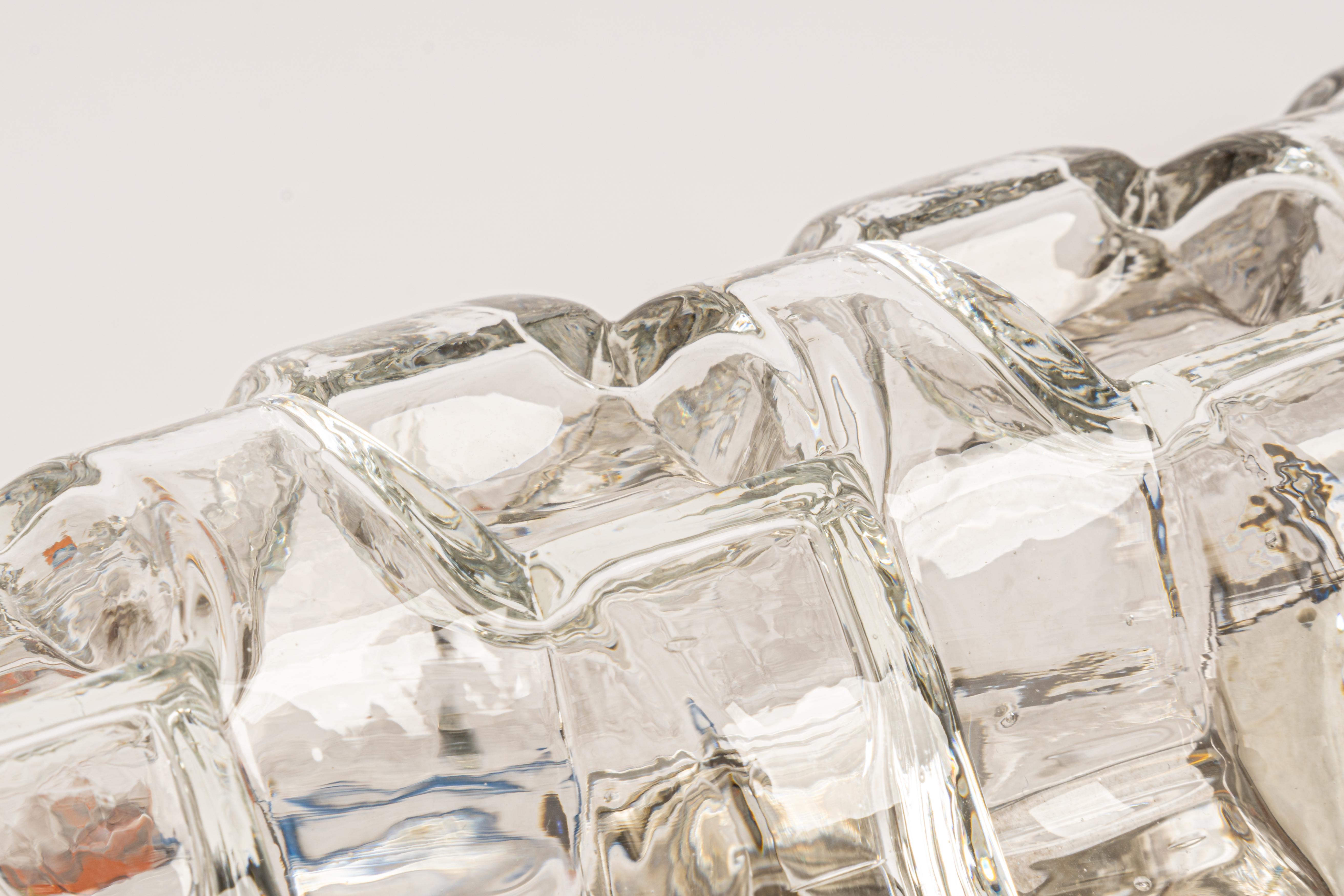 Grandes appliques artisanales en verre sur base chromée par Hillebrand, Allemagne, vers les années 1960.

Elle se compose d'un abat-jour en cristal clair de qualité texturée sur un cadre chromé.

Le design permet de placer ce luminaire à la