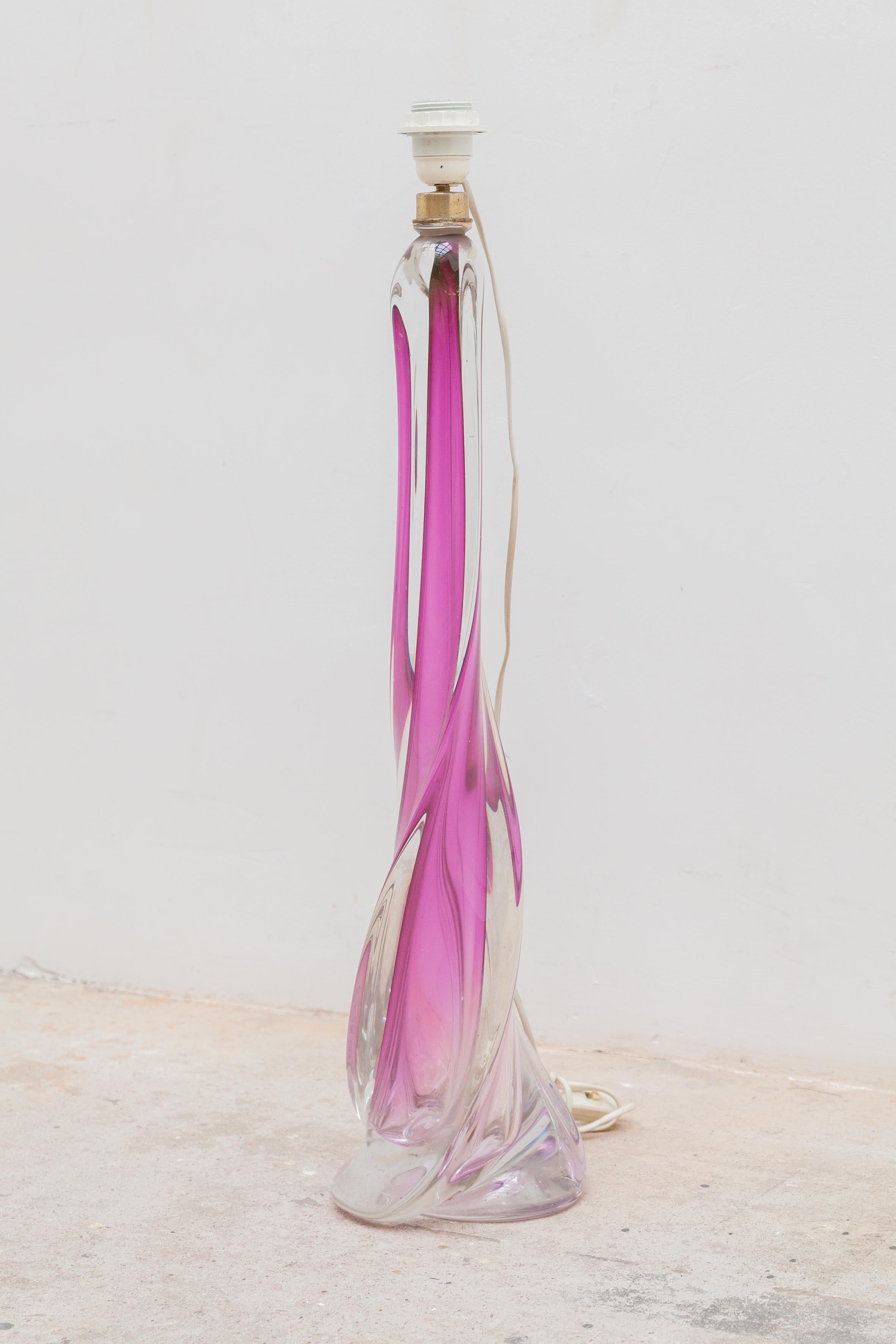 Beautiful large piece of glass sculpture floor or table lamp. The Pink colored core gives a beautiful nuance in a clear crystal casing typical of Val Saint Lambert glass art.
The twist on the outer surface of the glass sculpture gives a mesmerizing