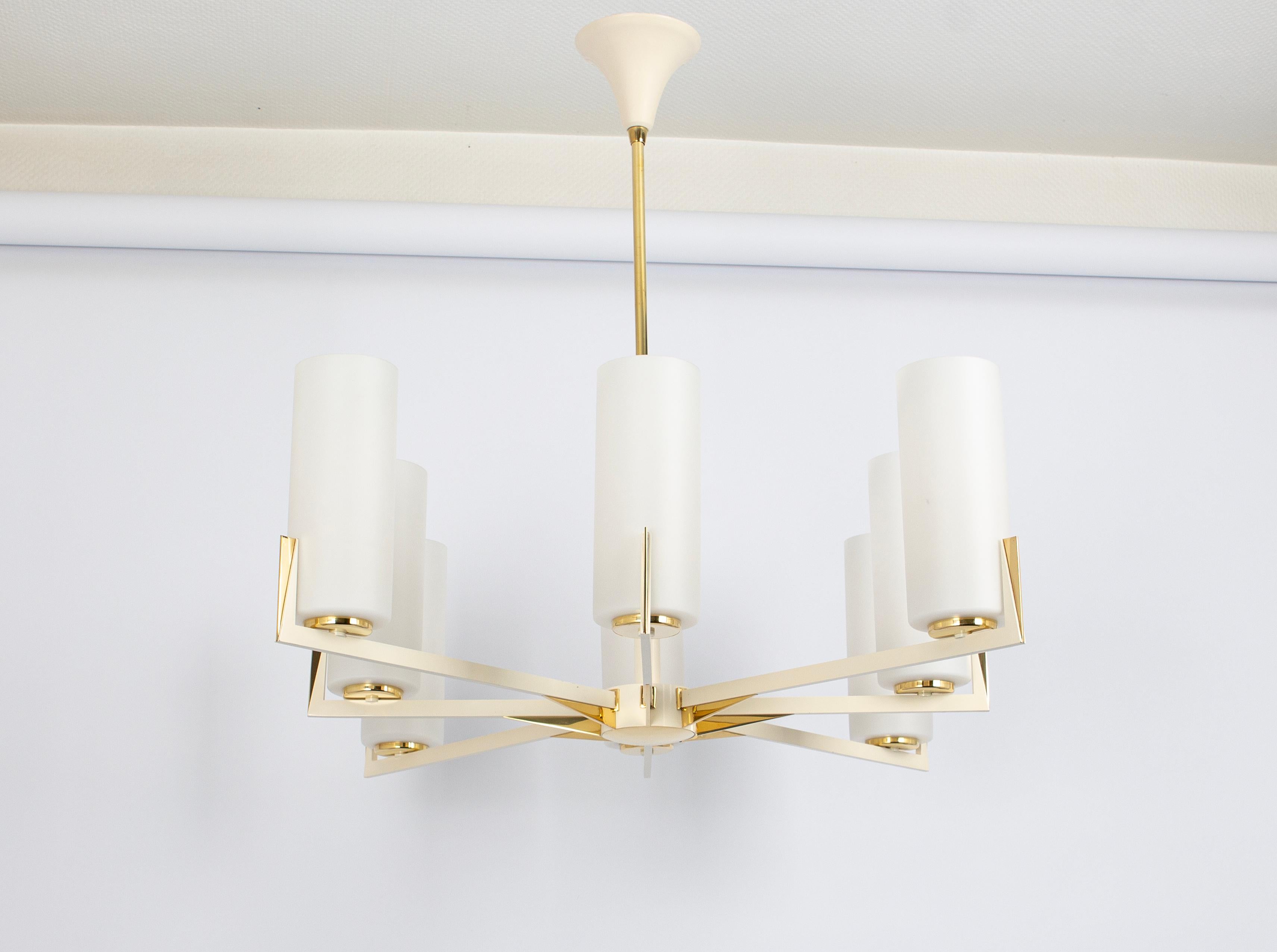 Un superbe lustre à huit lumières de la manière de Stilnovo, Allemagne, fabriqué vers 1960-1969. Une pièce faite à la main et de grande qualité.
De grande qualité et en bon état. Nettoyé, bien câblé et prêt à l'emploi.
Profondeur : 62 cm // 24.4