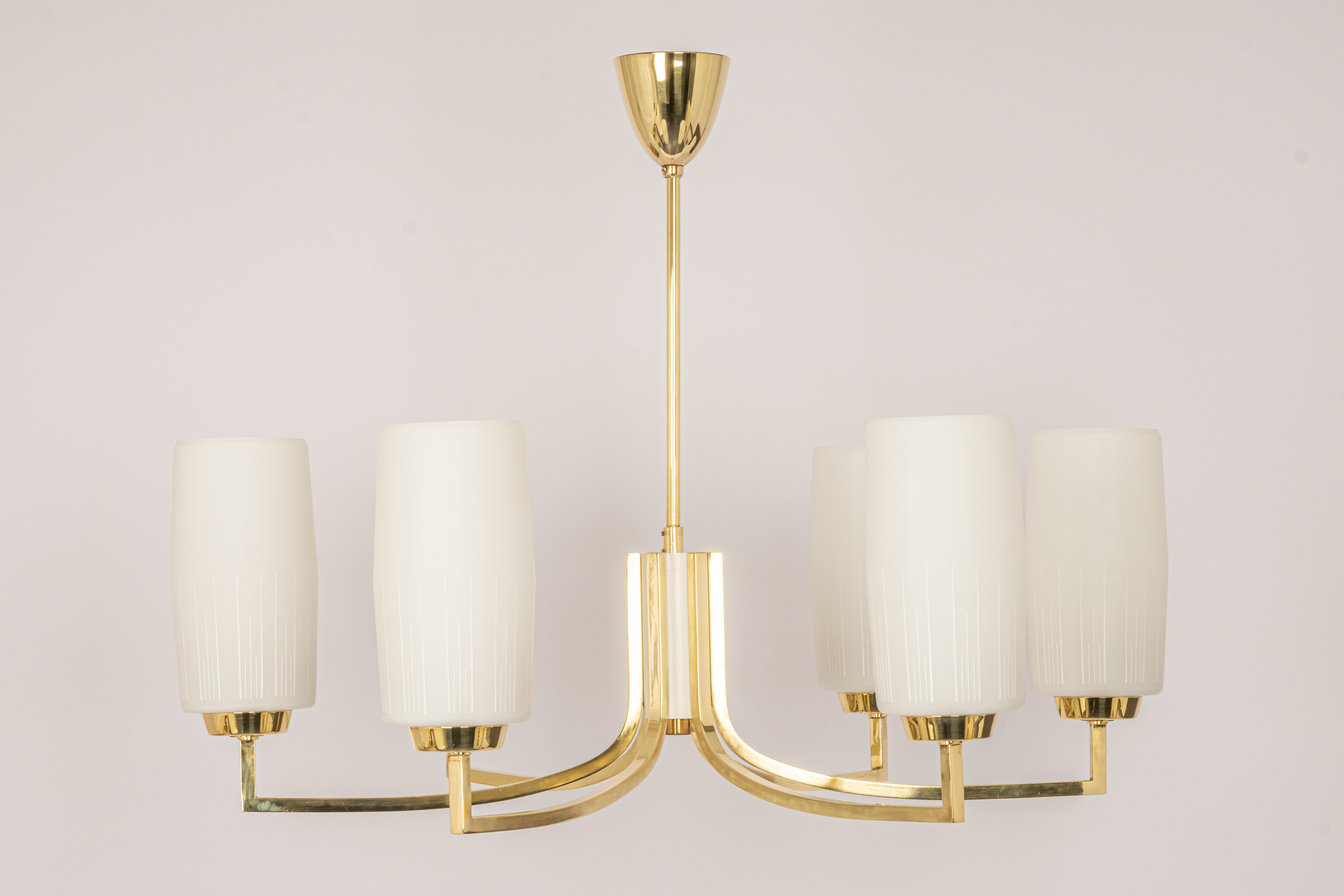 A stunning six-light chandelier in the manner of Stilnovo, Germany, manufactured in circa 1950-1959. A handmade and high-quality piece.
High quality and in a good condition. Cleaned, well-wired, and ready to use.

The fixture requires 6 x E27