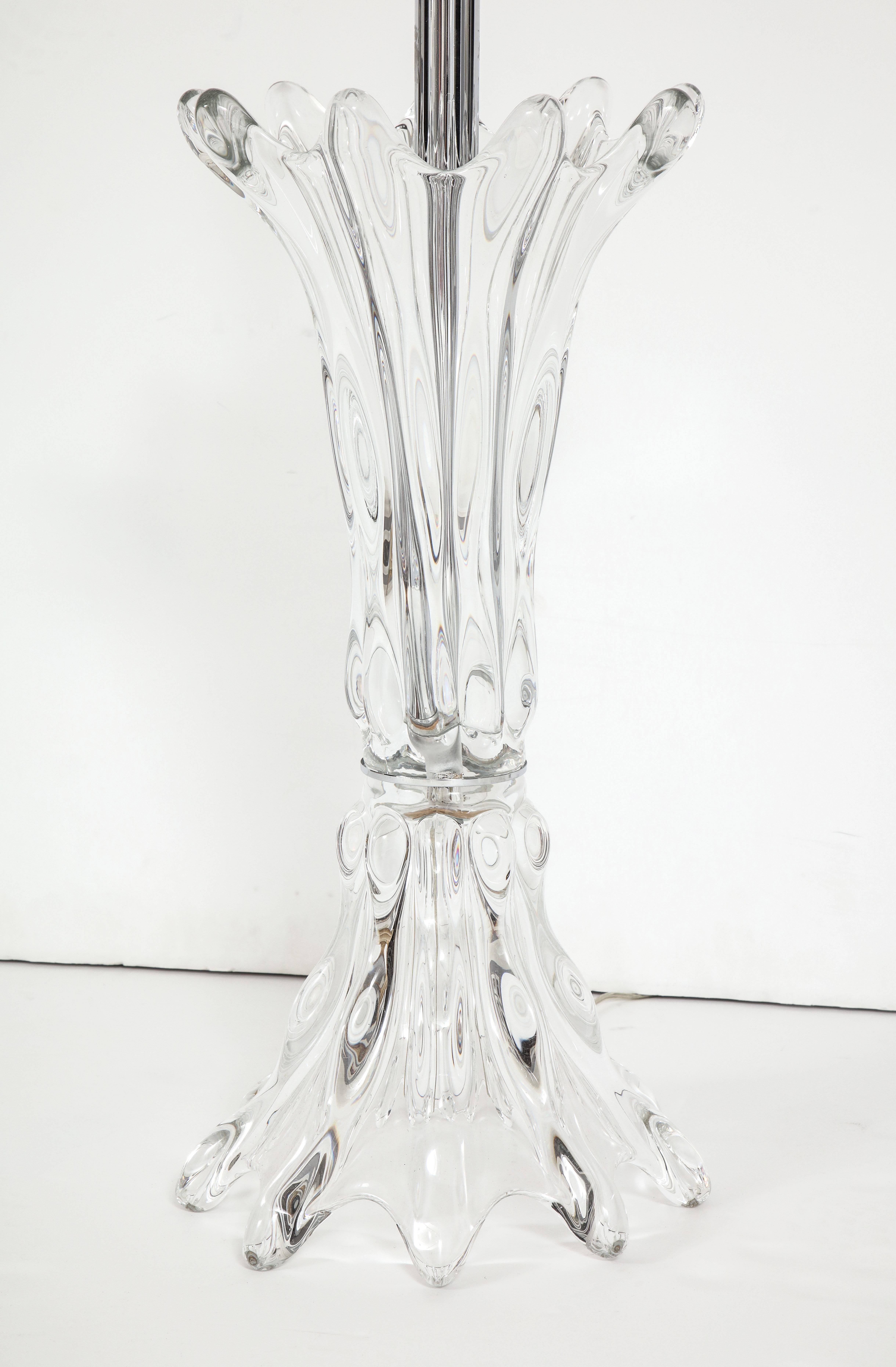 Eine großformatige, dramatische Tischlampe aus klarem Murano-Glas. Perfekt als Blickfang in einem Hauseingang! Ihre skulpturalen Qualitäten machen sie sowohl zu einem Kunstwerk als auch zu einer Lampe.