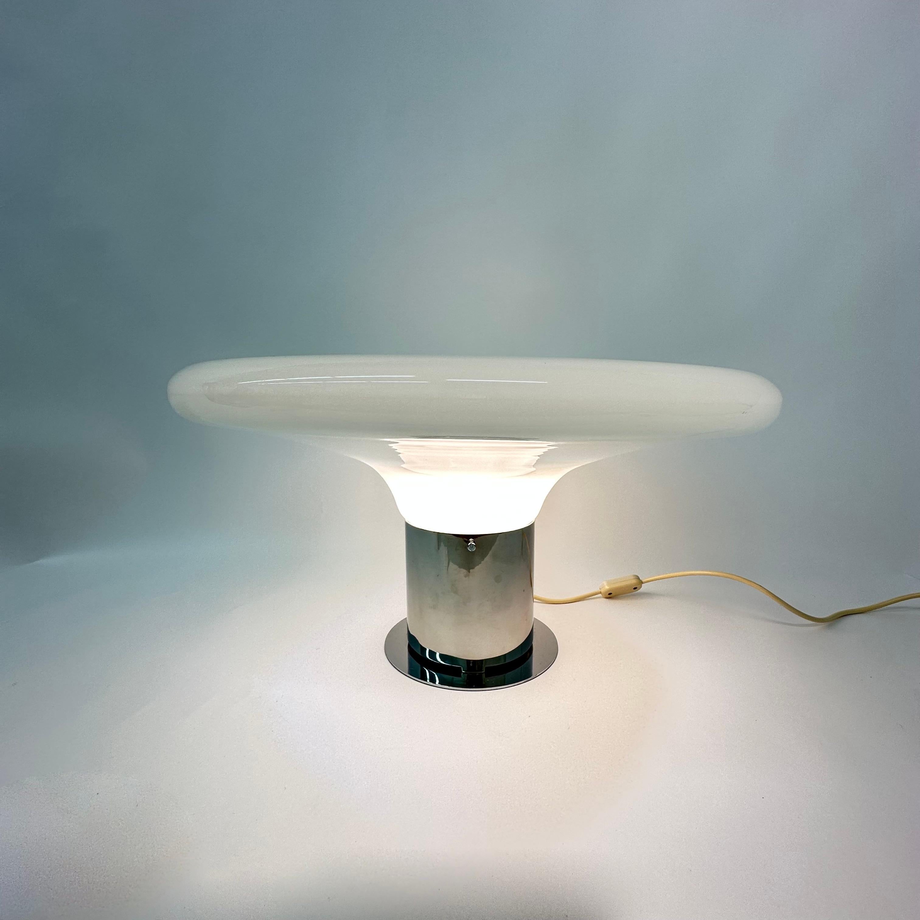 Grande lampe de bureau en verre de l'ère spatiale Ufo, design italien, années 1970 en vente 4