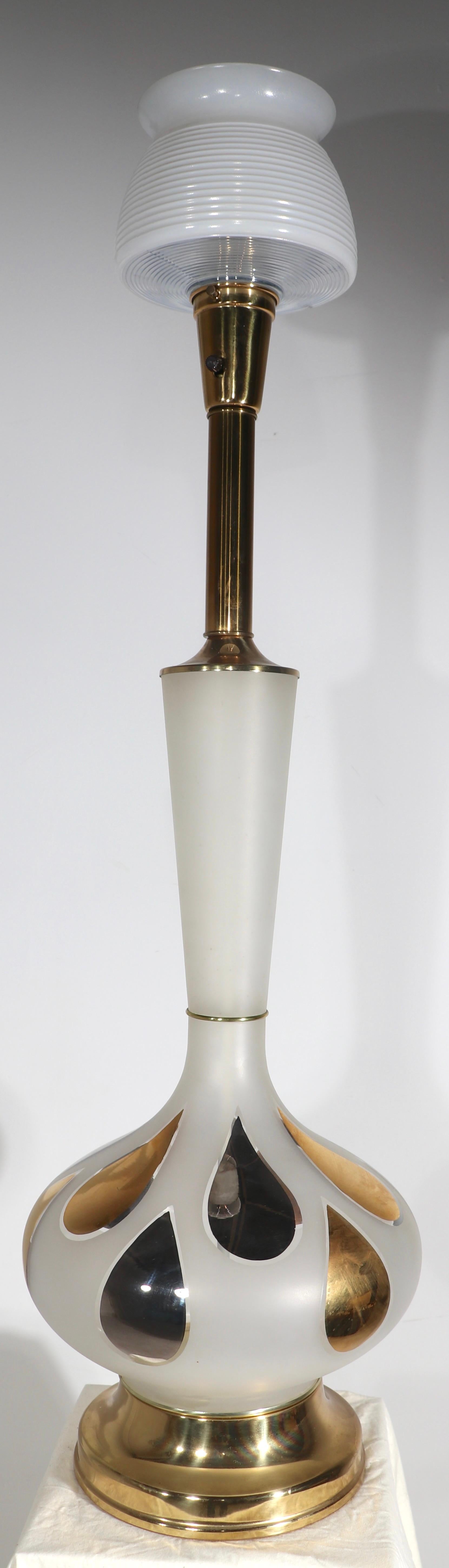 Lampe de table chic, élégante et stylée en feuille d'or et verre, en excellent état, original, propre et fonctionnel. D'une taille impressionnante, cette lampe est livrée complète avec son abat-jour d'origine. 
 Base de la lampe - H total 45