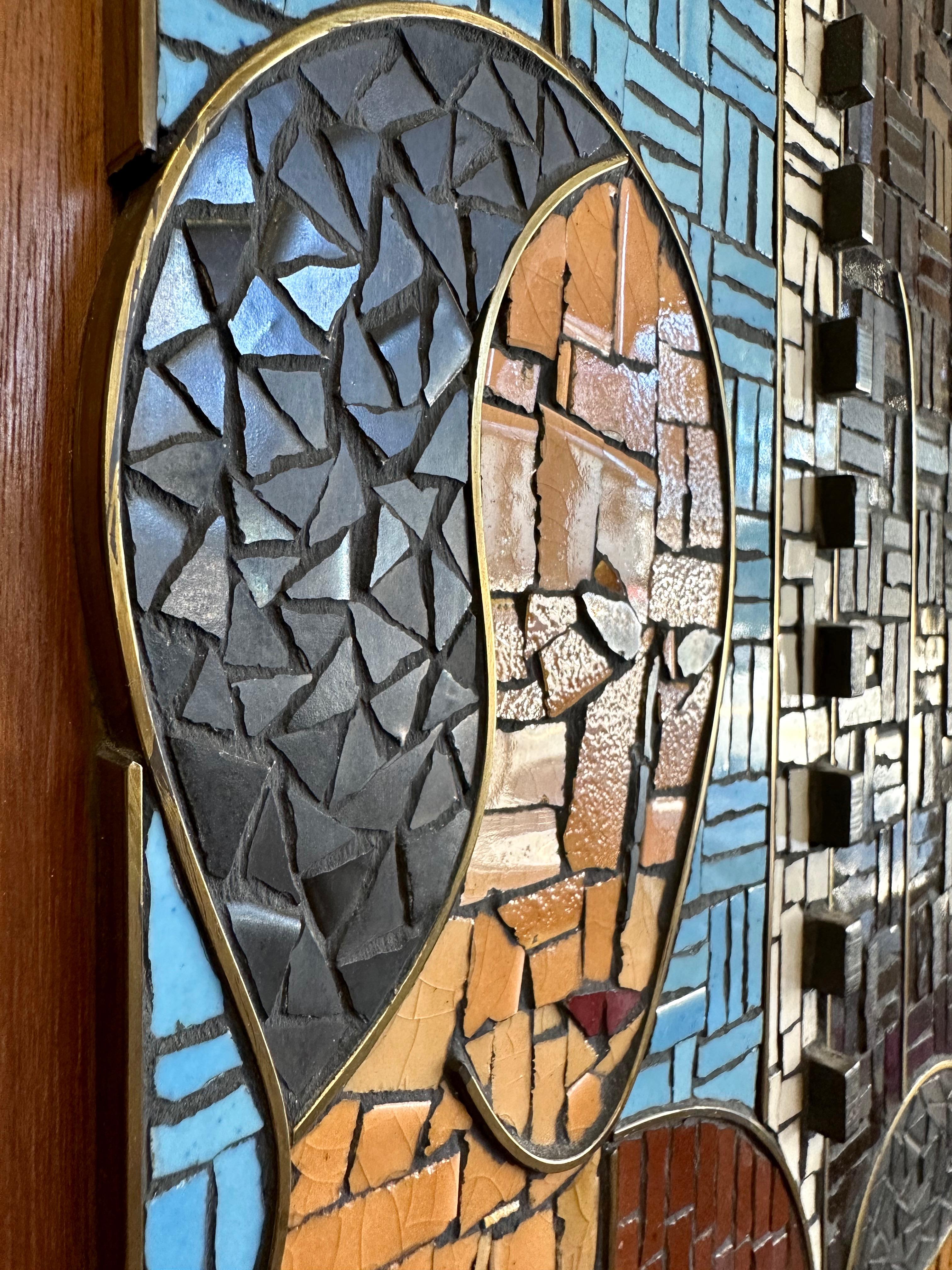 Grande mosaïque de carreaux de verre représentant une famille amérindienne sur panneau de noyer, années 1960 3