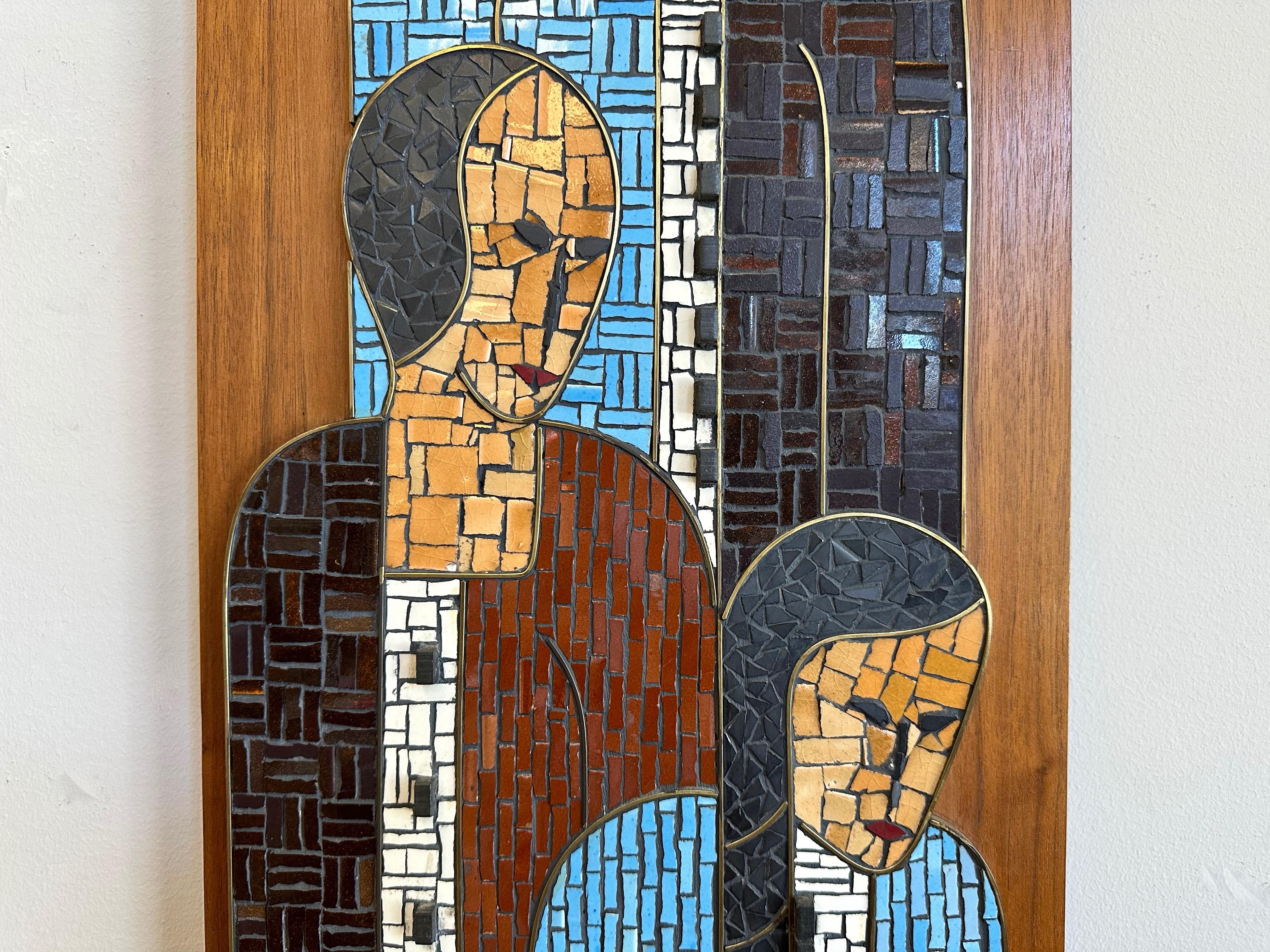 Großes Glasfliesenmosaik einer amerikanischen Ureinwohnerfamilie auf Walnussholzplatte, 1960er Jahre (Mosaik)