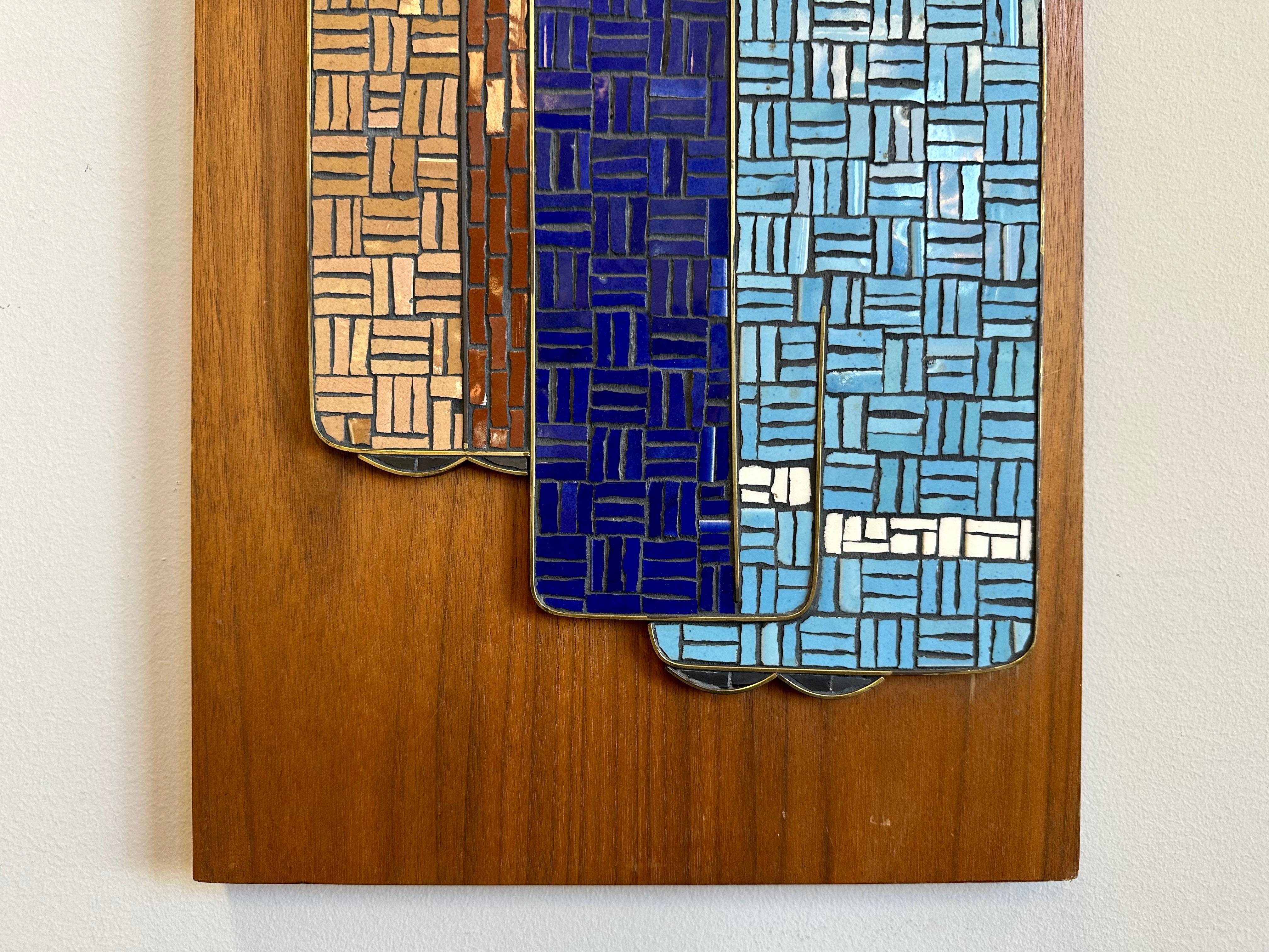 Grande mosaïque de carreaux de verre représentant une famille amérindienne sur panneau de noyer, années 1960 Bon état à San Francisco, CA