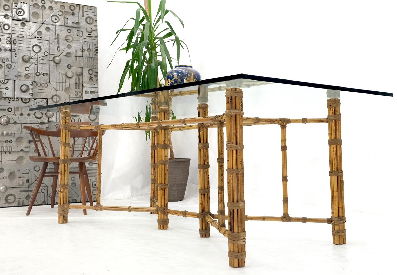 Grande table de conférence de salle à manger avec plateau en verre, cadre en bambou et sangles en cuir, McGuire en vente 3