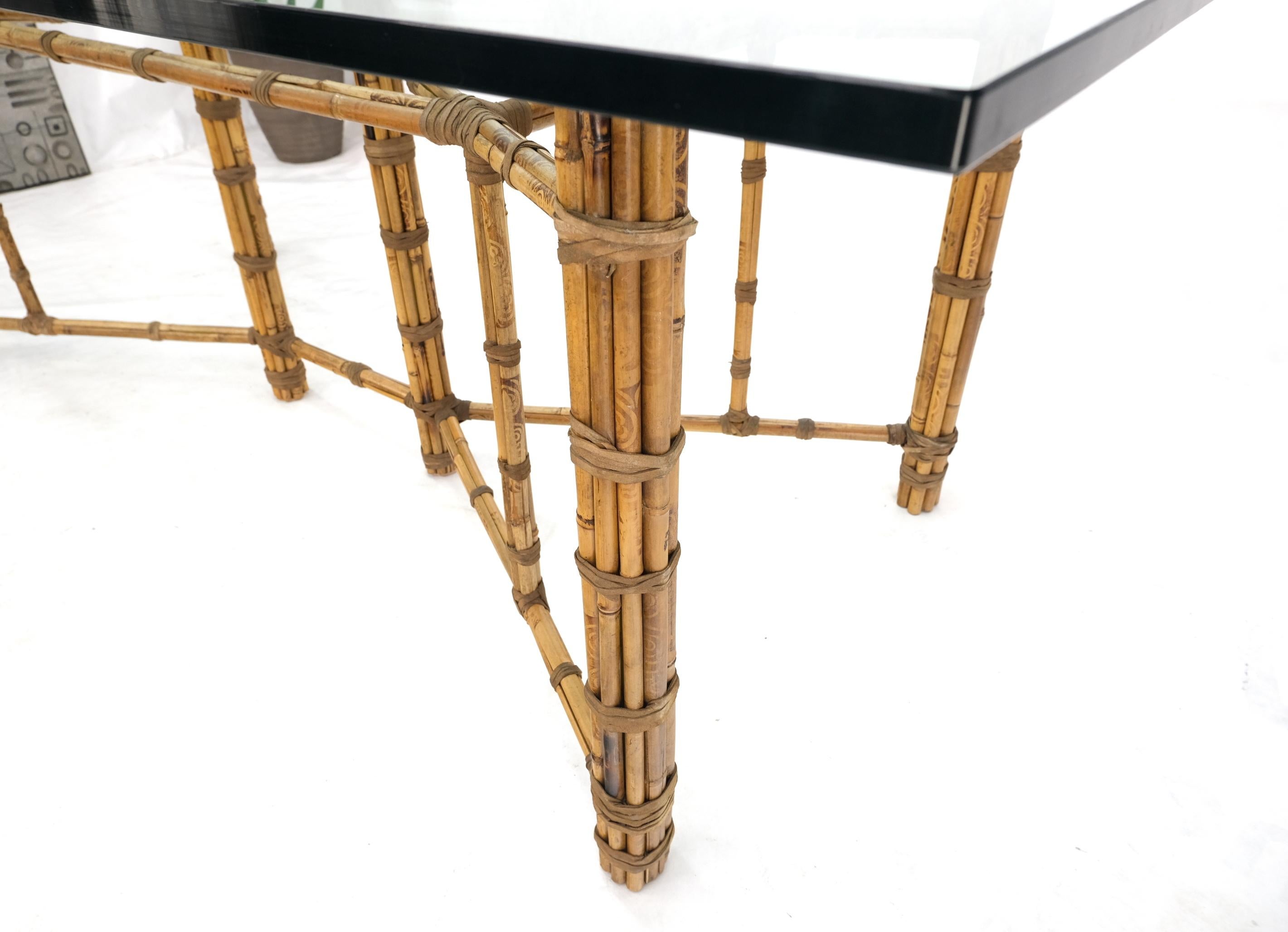 Großer Esstisch mit Glasplatte, Bambus und Lederriemenrahmen von McGuire im Angebot 5