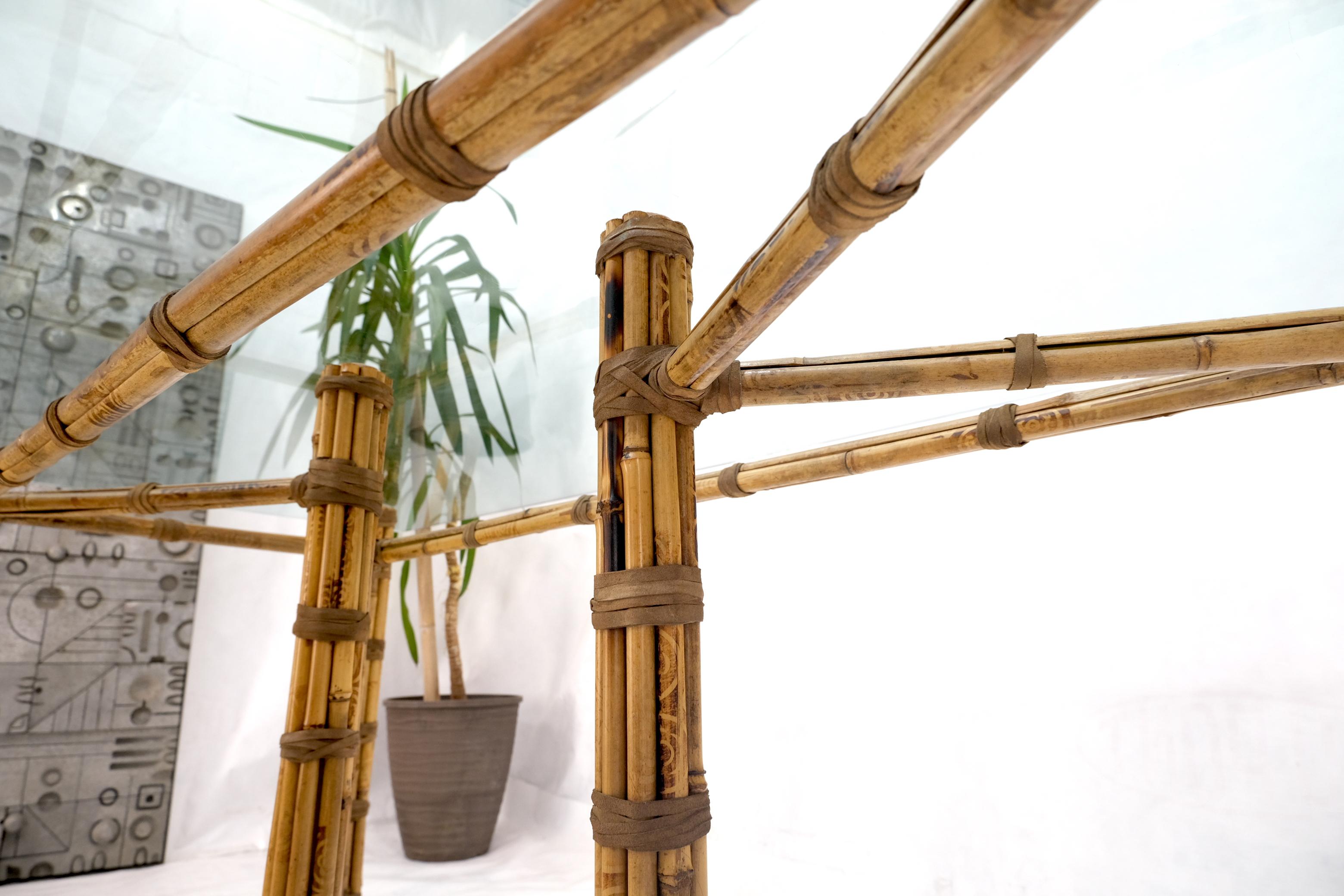 Großer Esstisch mit Glasplatte, Bambus und Lederriemenrahmen von McGuire im Angebot 7