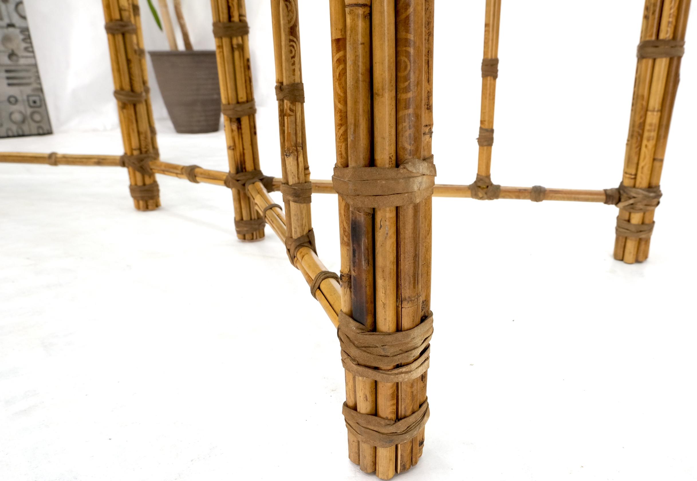Grande table de conférence rectangulaire avec plateau en verre, cadre en bambou et lanières en cuir, signée McGuire.