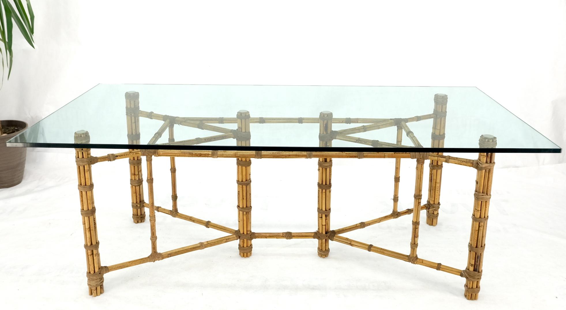 Mid-Century Modern Grande table de conférence de salle à manger avec plateau en verre, cadre en bambou et sangles en cuir, McGuire en vente