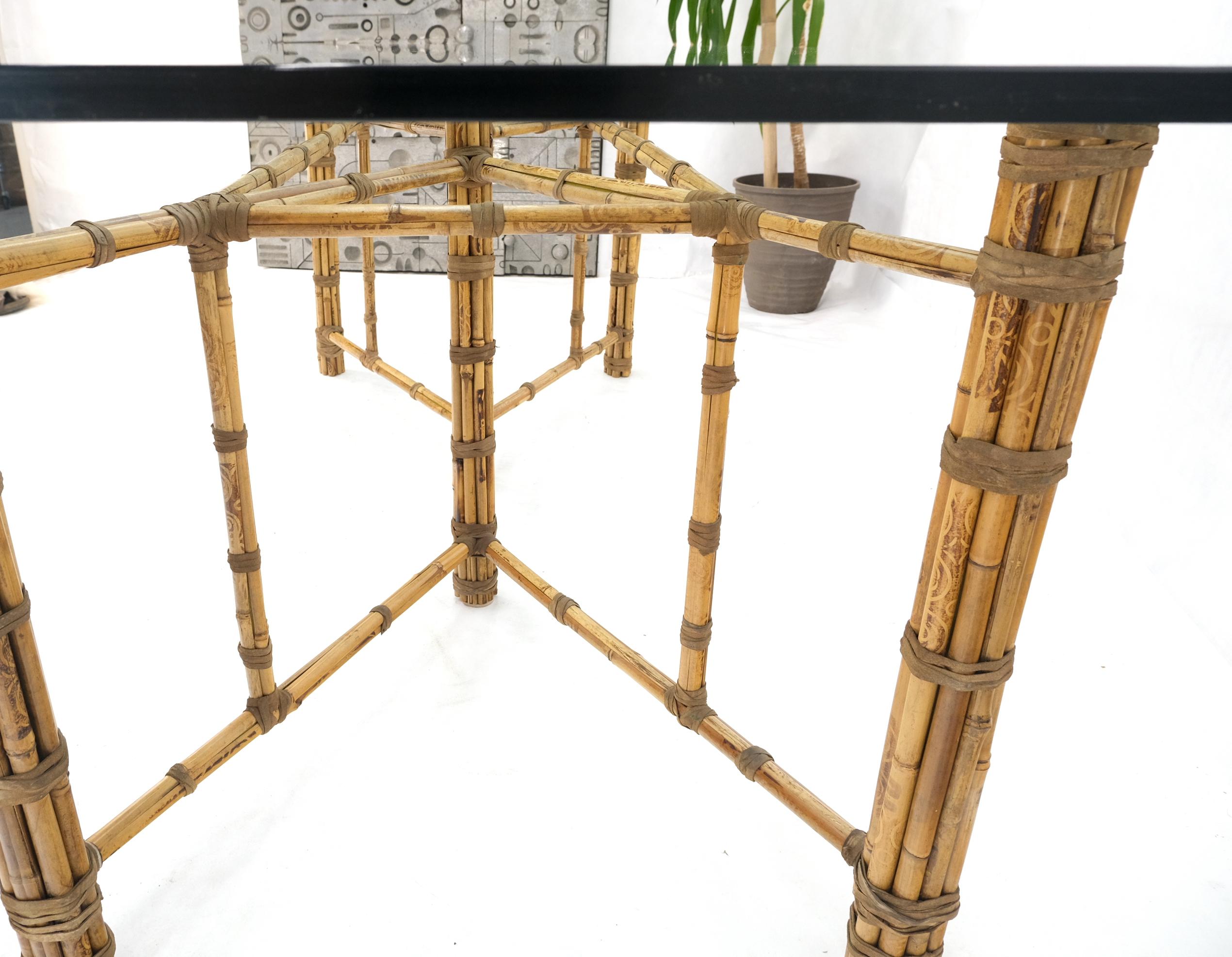Großer Esstisch mit Glasplatte, Bambus und Lederriemenrahmen von McGuire (amerikanisch) im Angebot