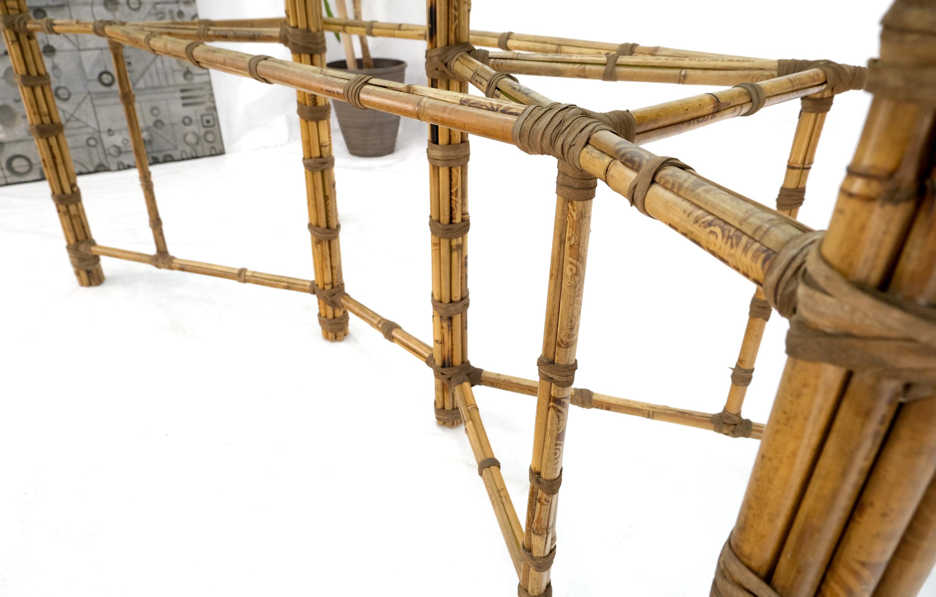 Großer Esstisch mit Glasplatte, Bambus und Lederriemenrahmen von McGuire im Zustand „Gut“ im Angebot in Rockaway, NJ