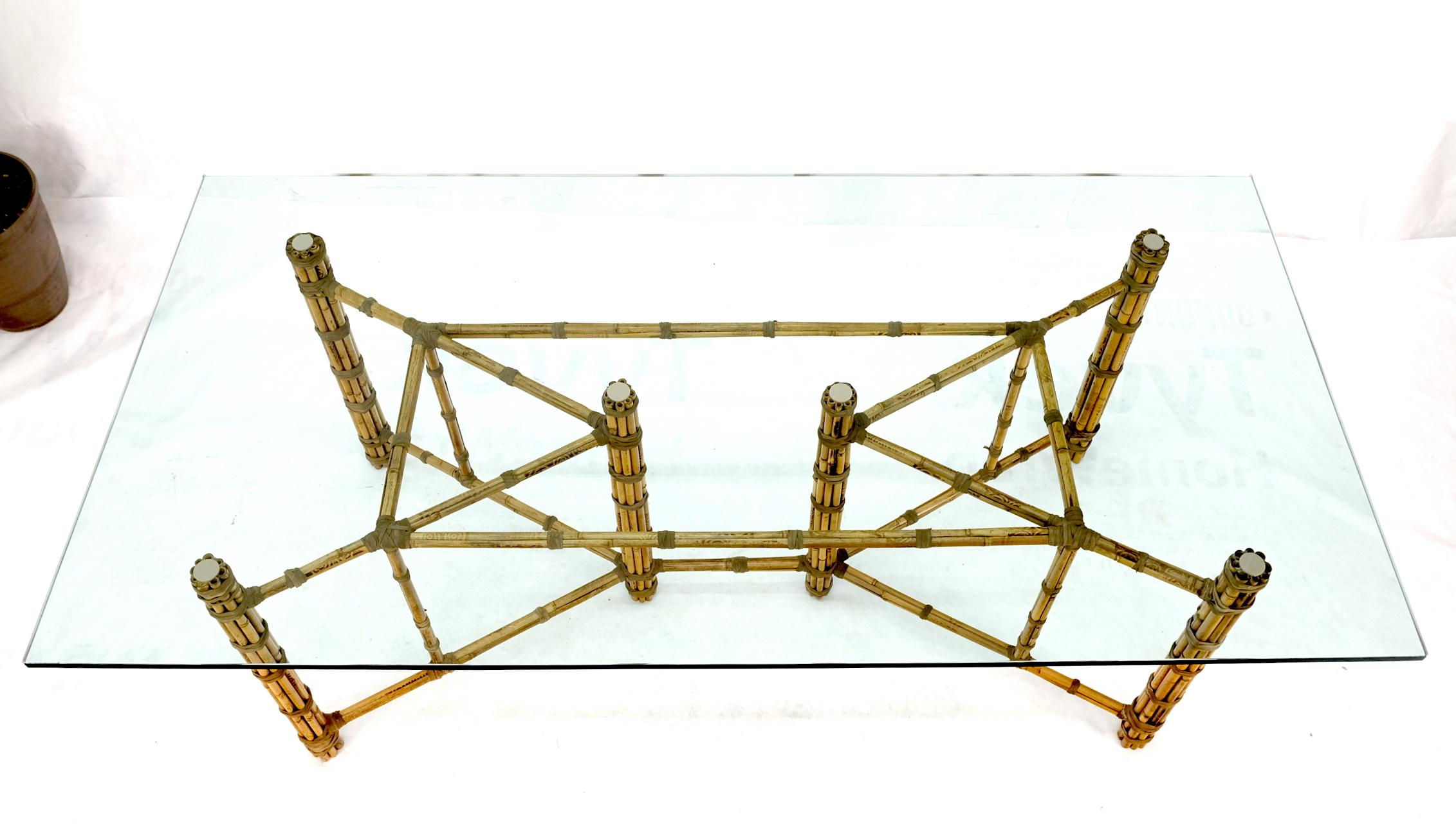 20ième siècle Grande table de conférence de salle à manger avec plateau en verre, cadre en bambou et sangles en cuir, McGuire en vente