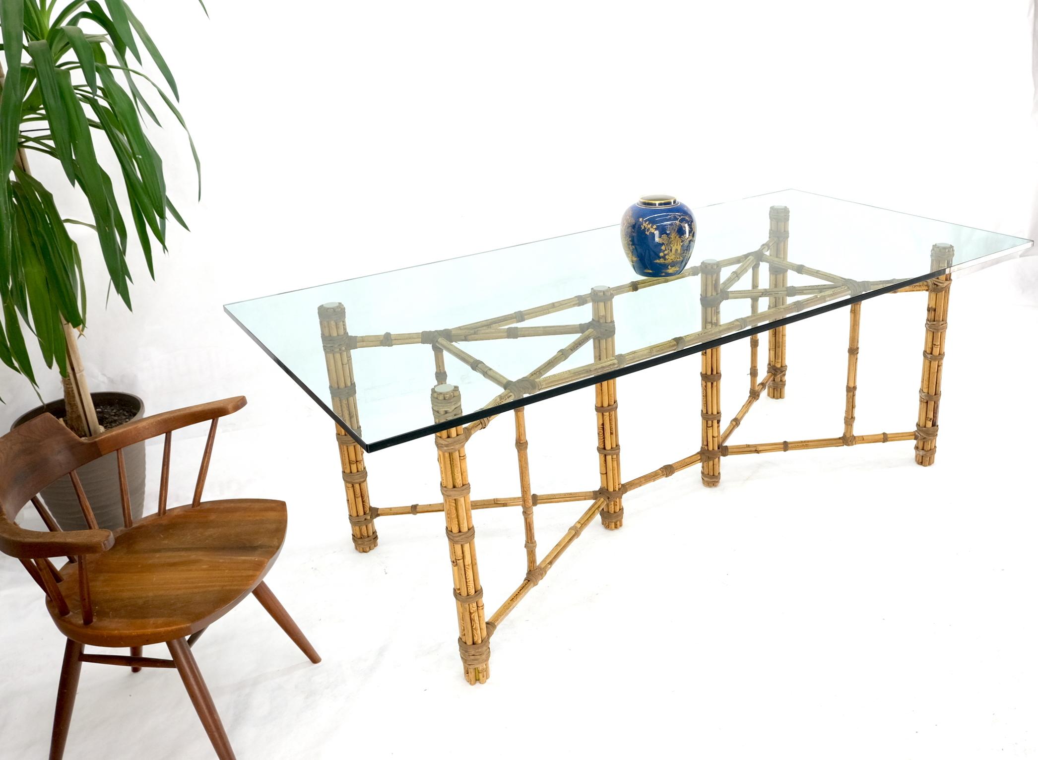 Grande table de conférence de salle à manger avec plateau en verre, cadre en bambou et sangles en cuir, McGuire en vente 1