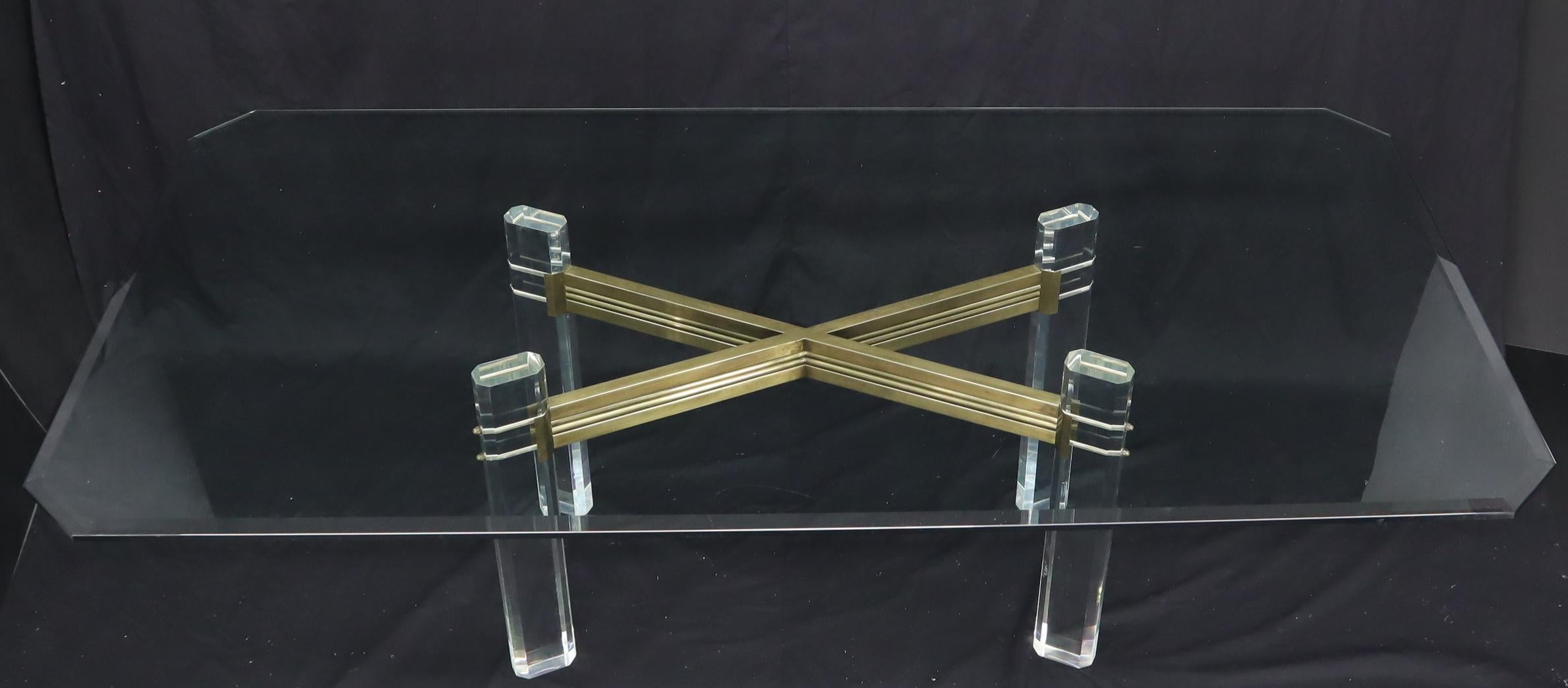 Grande table de salle à manger de conférence avec plateau en verre:: base en laiton et Lucite atr. Mastercraft en vente 3