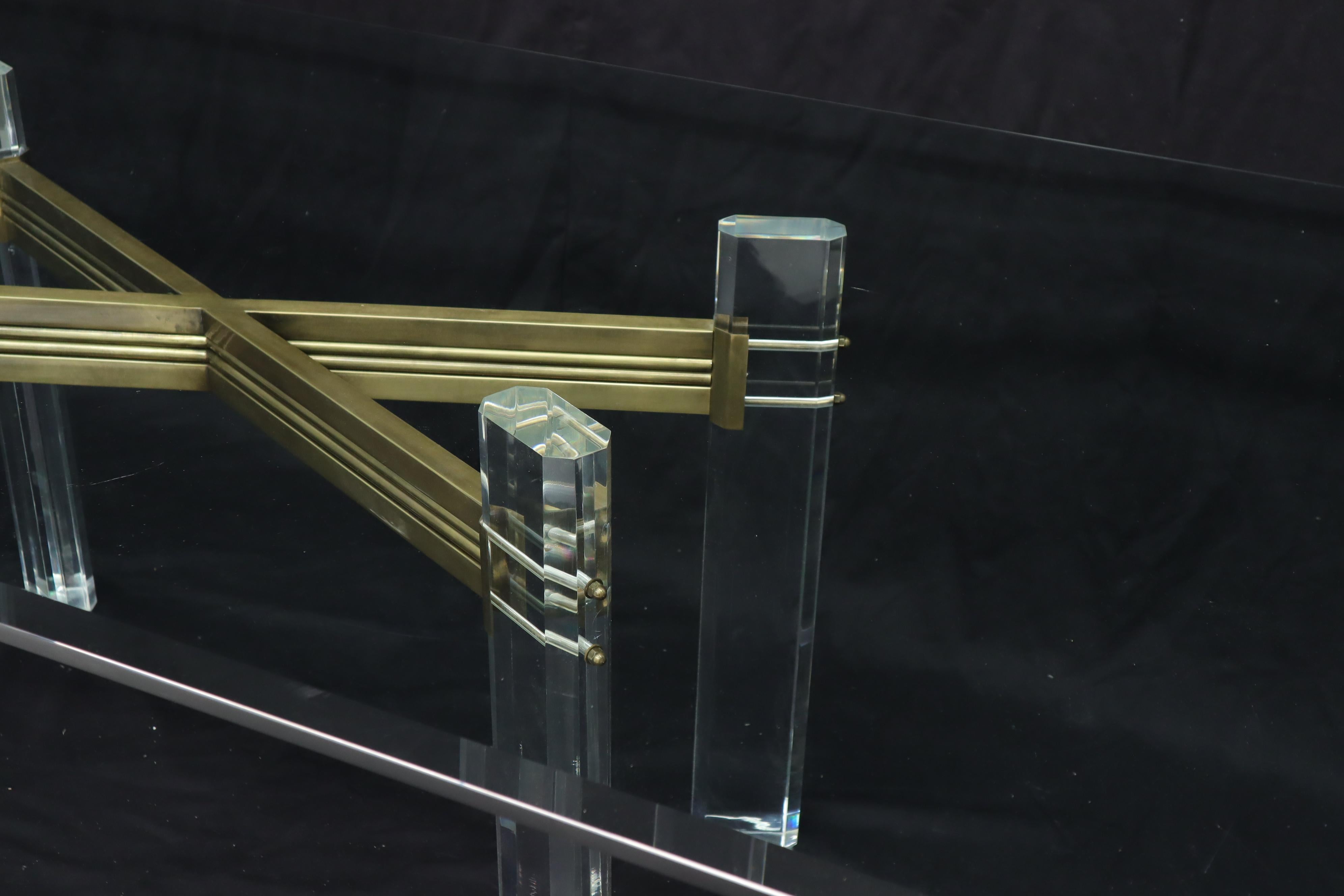 Grande table de salle à manger de conférence avec plateau en verre:: base en laiton et Lucite atr. Mastercraft en vente 6