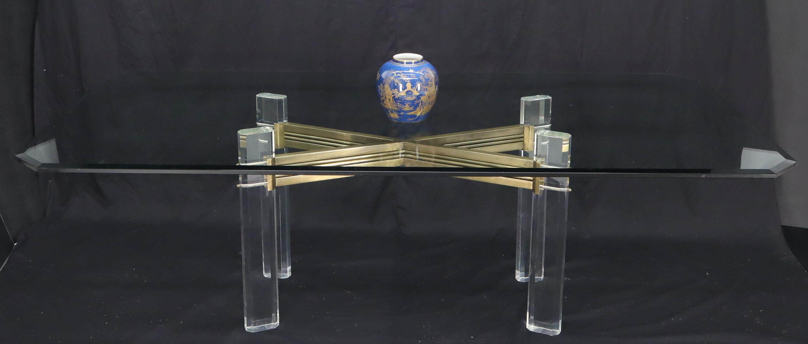 20ième siècle Grande table de salle à manger de conférence avec plateau en verre:: base en laiton et Lucite atr. Mastercraft en vente