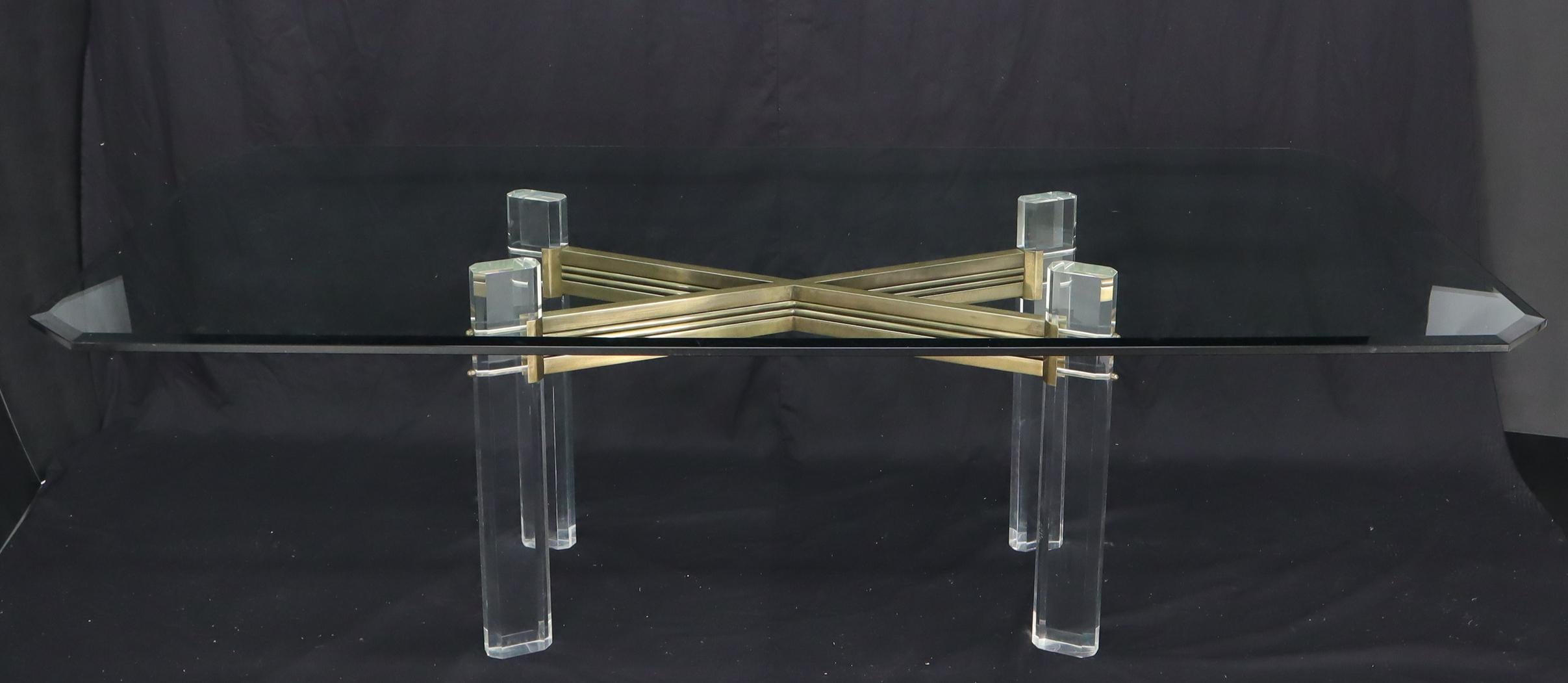 Laiton Grande table de salle à manger de conférence avec plateau en verre:: base en laiton et Lucite atr. Mastercraft en vente