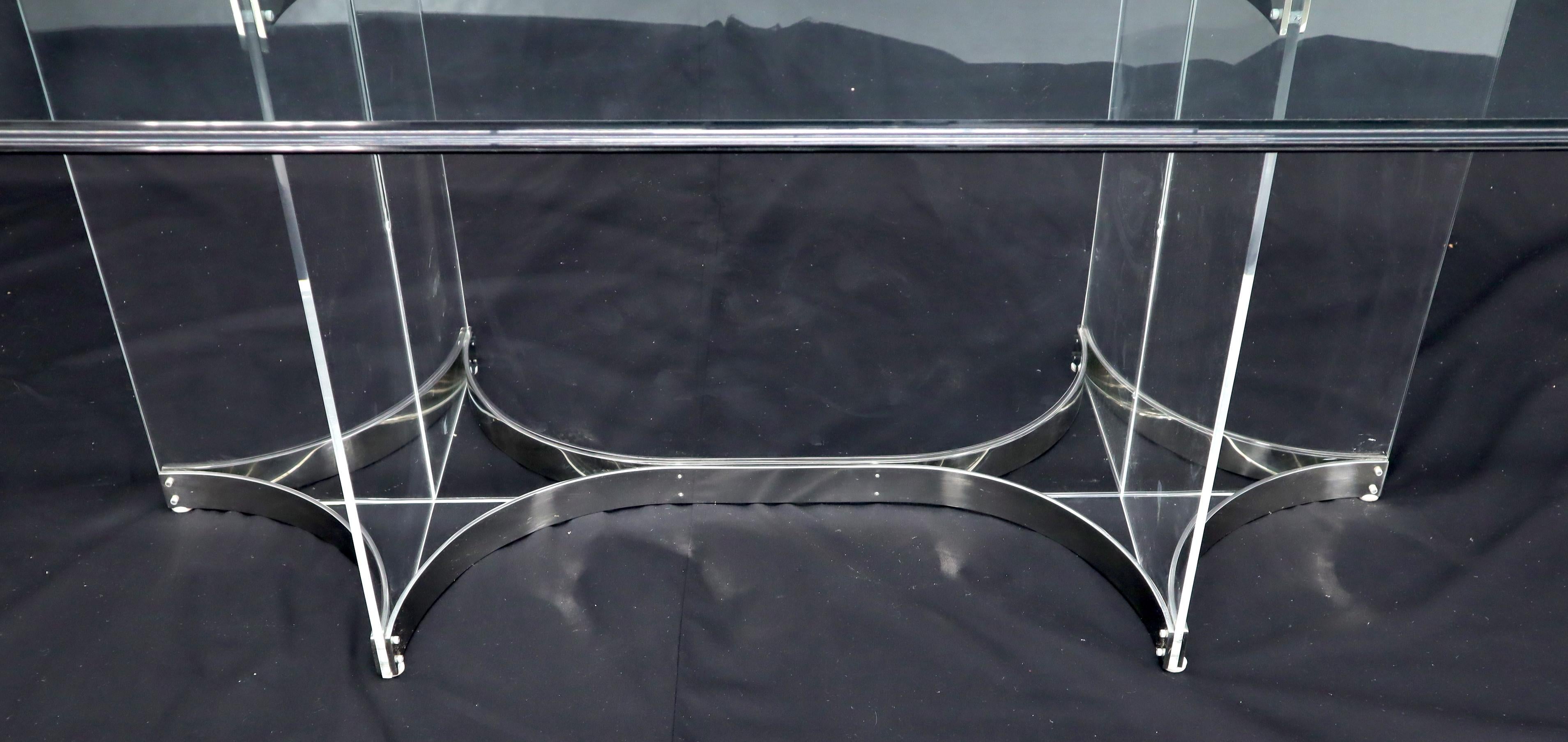 Grande table de salle à manger rectangulaire avec plateau en verre, base en Lucite et acier inoxydable en vente 3