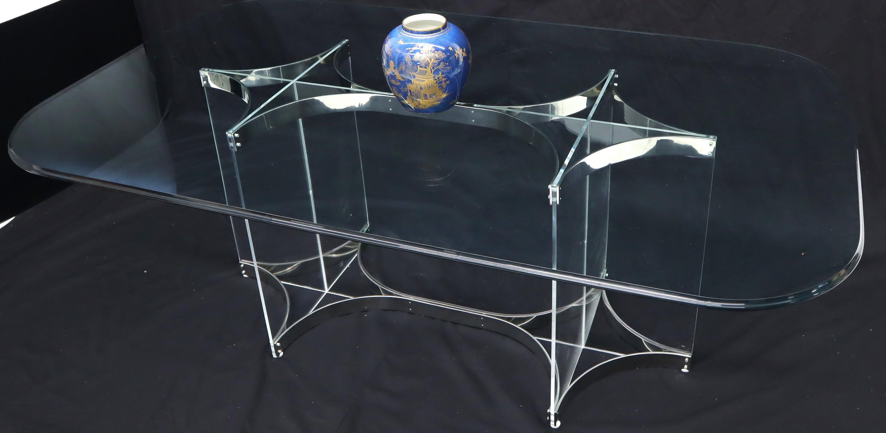 italien Grande table de salle à manger rectangulaire avec plateau en verre, base en Lucite et acier inoxydable en vente