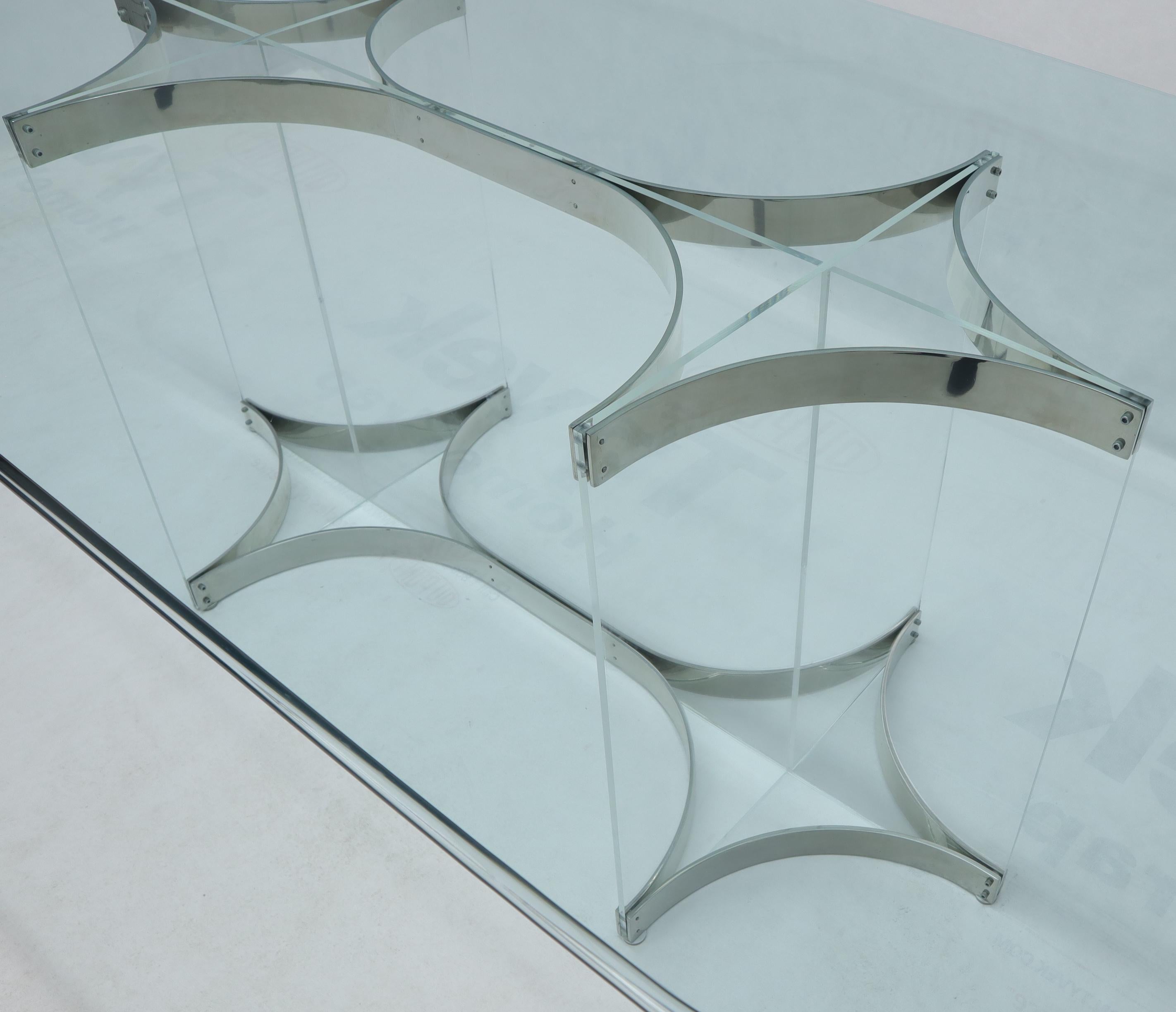 20ième siècle Grande table de salle à manger rectangulaire avec plateau en verre, base en Lucite et acier inoxydable en vente