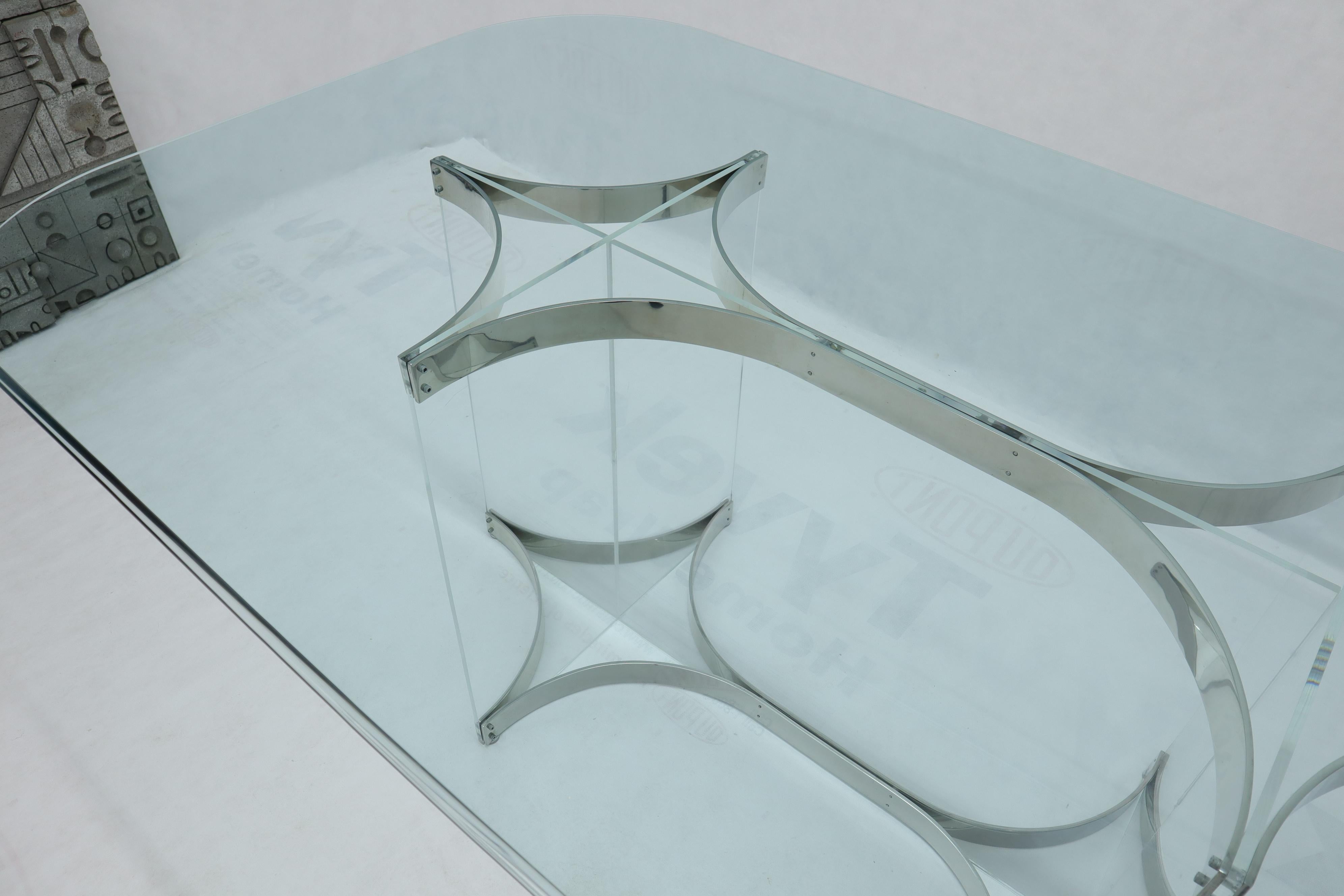 Acier inoxydable Grande table de salle à manger rectangulaire avec plateau en verre, base en Lucite et acier inoxydable en vente