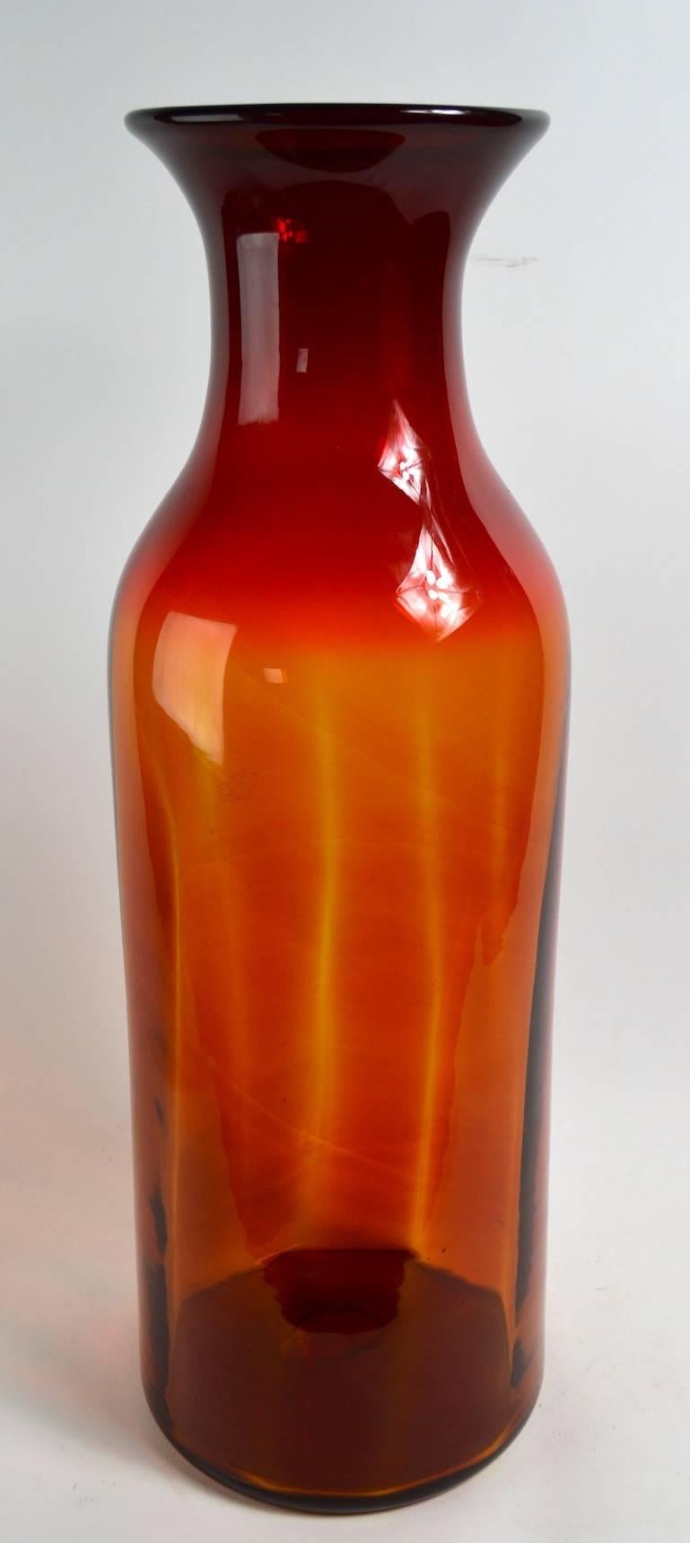 Grande vaso in vetro attribuito a Blenko, con sfumature di colore dal rosso all'arancione. Condizioni originali eccellenti, senza danni.