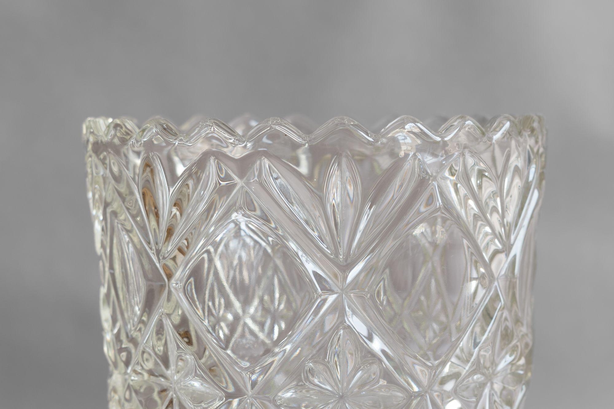 Grande vaso da fiori in vetro stampato della metà del secolo scorso. K.K. circa 1970.

H. 31,5 cm x L. 17 cm x P. 17 cm