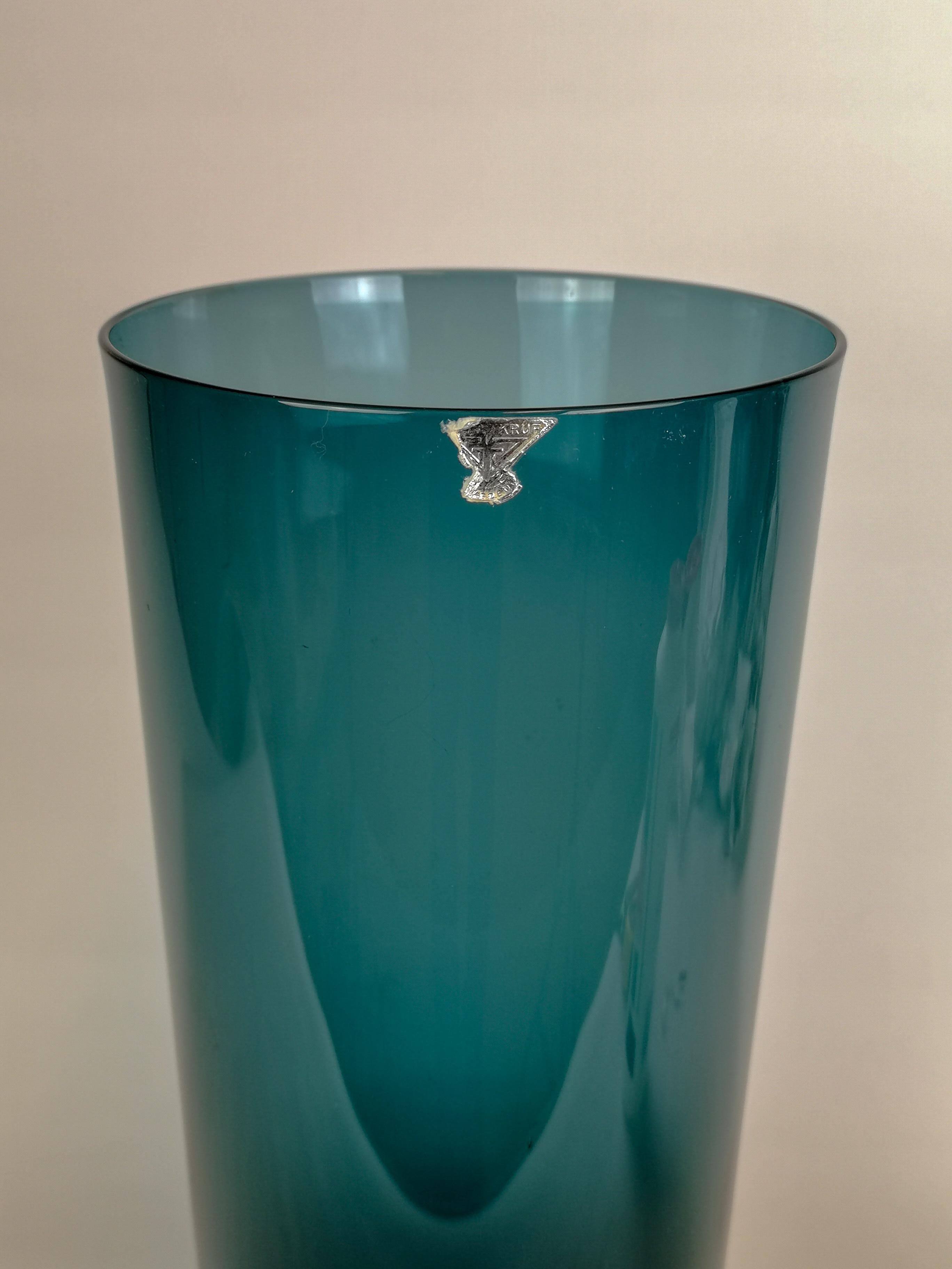 This wonderful large vase made in Sweden at GullaSkruf was designed by Kjell Blomberg in the 1950s.
It has a lovely color and as many of the designers from Sweden the light has a central part to give the glass piece that little bit of extra.